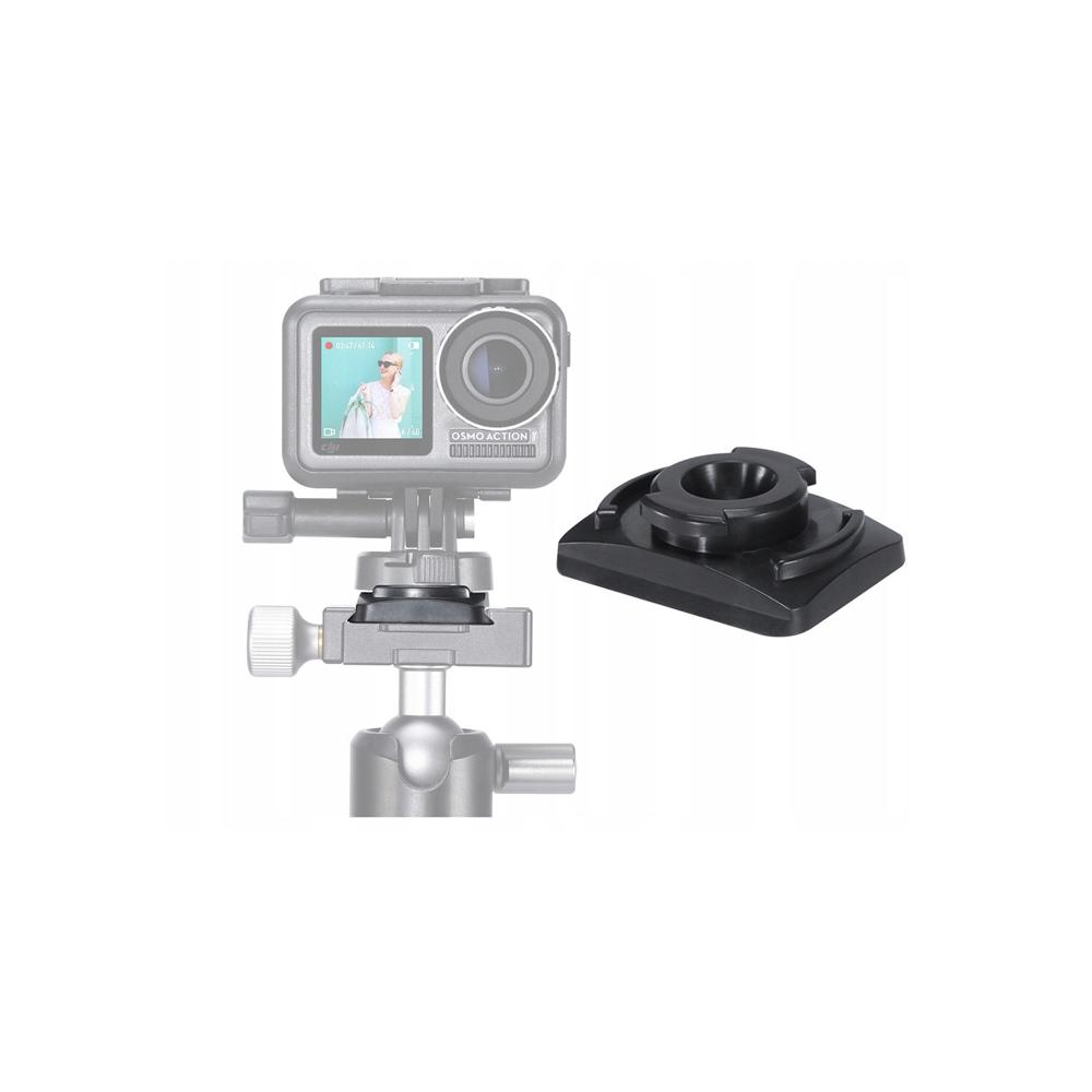 Kamera jest zamontowana na statywie. Widoczny jest również dodatkowy czarny uchwyt i ekran kamery z osobą.