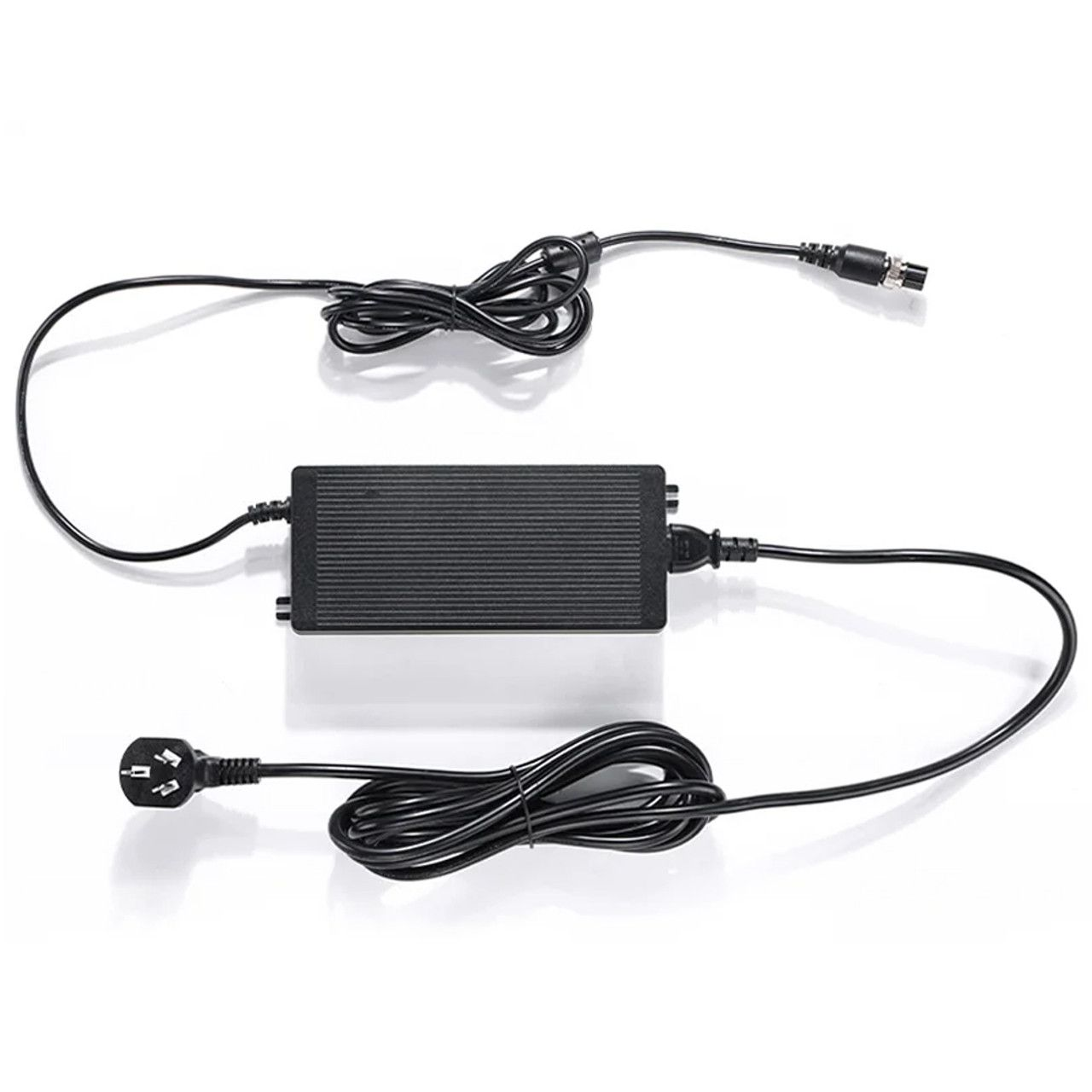 Czarny zasilacz z trzema kablami. Jeden kabel ma złącze, jeden do wtyczki, a jeden do samego zasilacza.