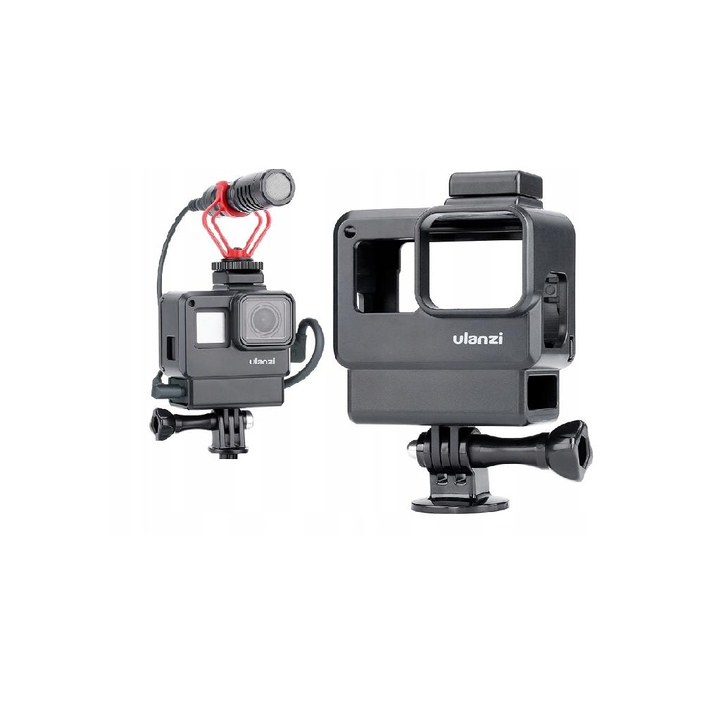 Dwa czarne akcesoria do kamery sportowej. Jedno z mikrofonem i mocowaniem, drugie to etui ochronne. Oba mają markę 'Ulanzi'.