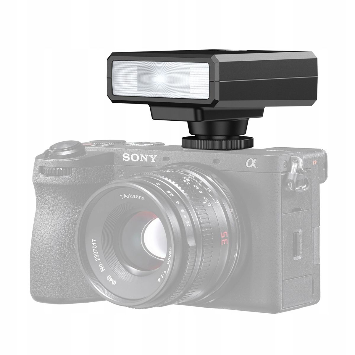 Czarny aparat Sony z dołączoną lampą błyskową. Obiektyw oznaczony 7 Artisans. Lampa błyskowa jest prostokątna i ma biały przód.