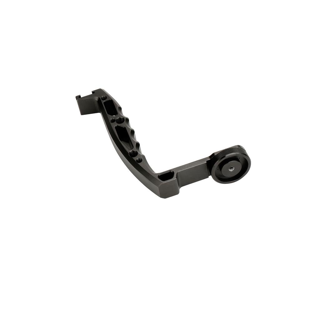 Czarny, zakrzywiony metalowy element z otworami i okrągłym pokrętłem. Element znajduje się na białym tle.