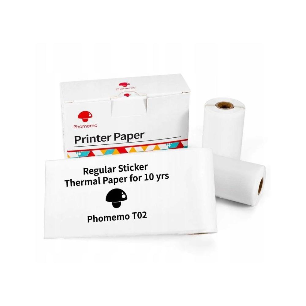 Obraz przedstawia pudełko i rolki papieru do drukarki. Pudełko jest białe z marką 'Phomemo'. Papier jest do druku termicznego.