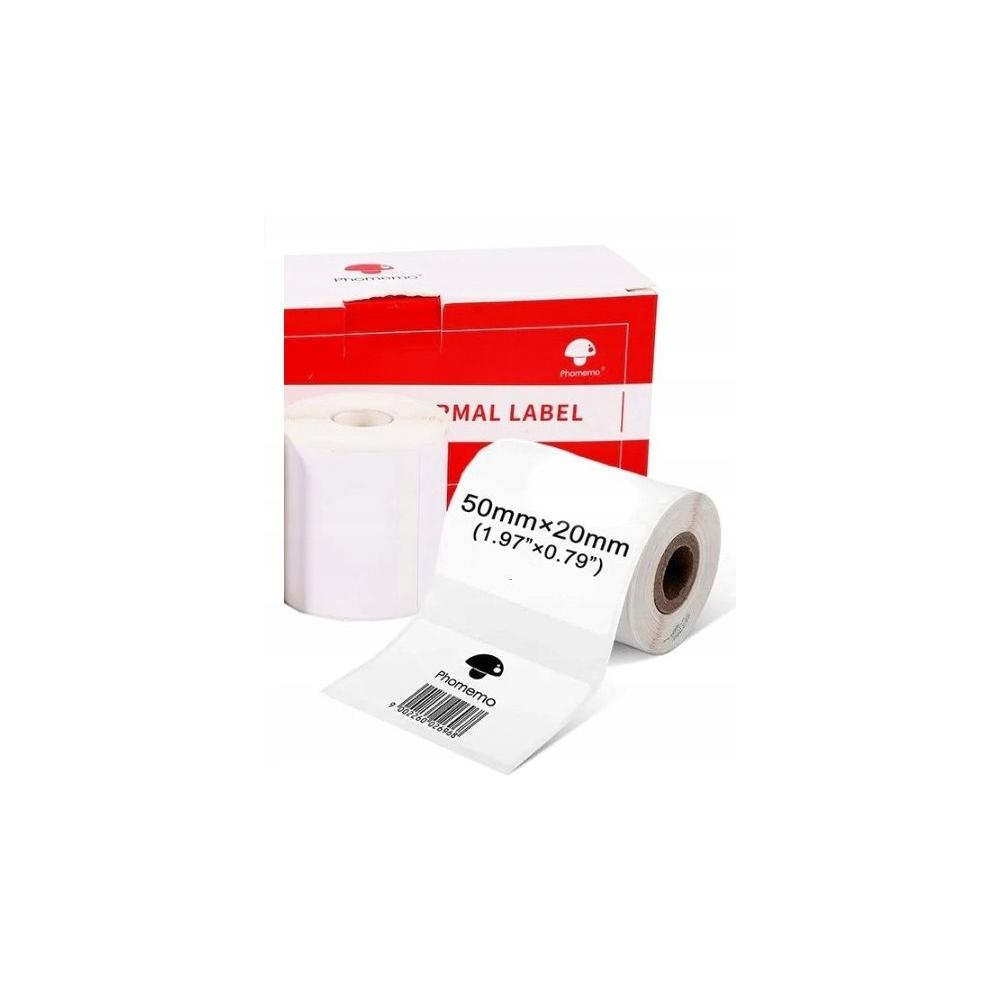 Biała rolka etykiet o wymiarach 50 mm x 20 mm, pudełko jest czerwono-białe z marką Phomemo.