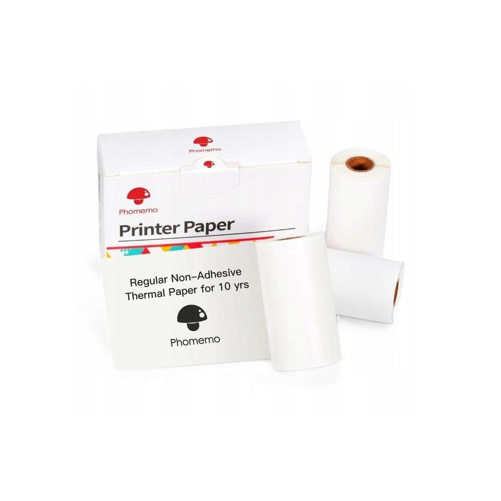 Białe pudełko i rolki papieru do drukarki Phomemo na białym tle. Na pudełku napisano 'Printer Paper'.