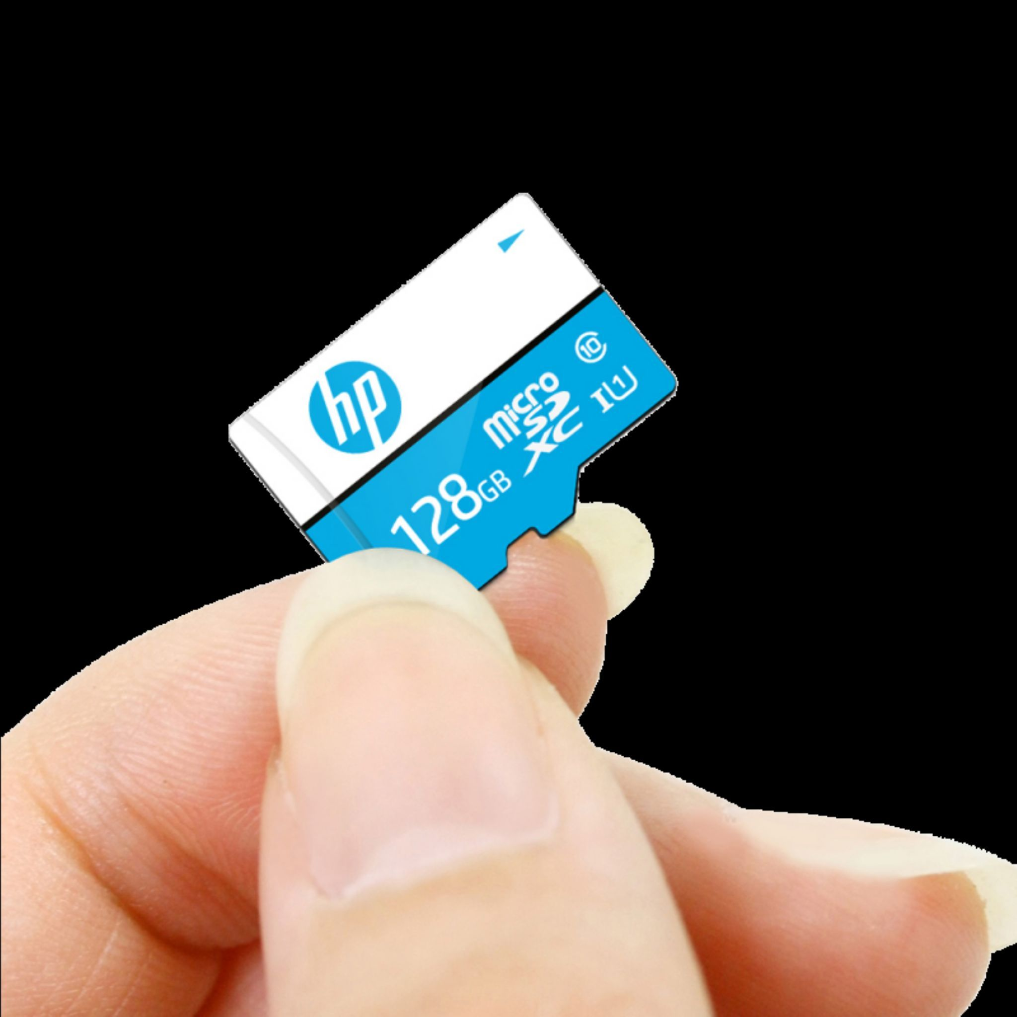 Una mano sostiene una tarjeta Micro SD HP azul y blanca con 128GB de capacidad sobre fondo negro.
