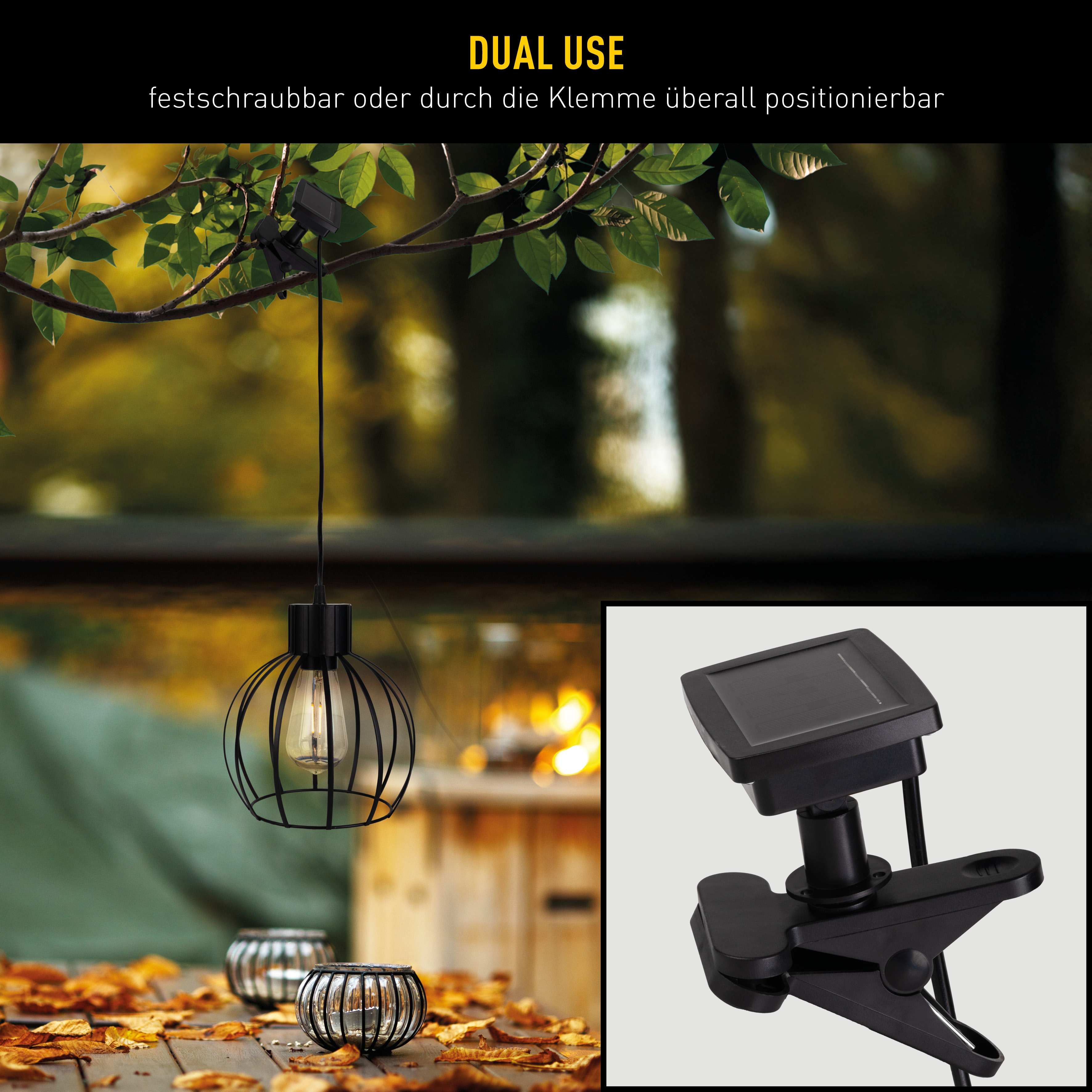 Eine schwarze Solarleuchte hängt an einem Ast. Eine schwarze Klemme und zwei Glaskerzenhalter stehen auf einem Holztisch.