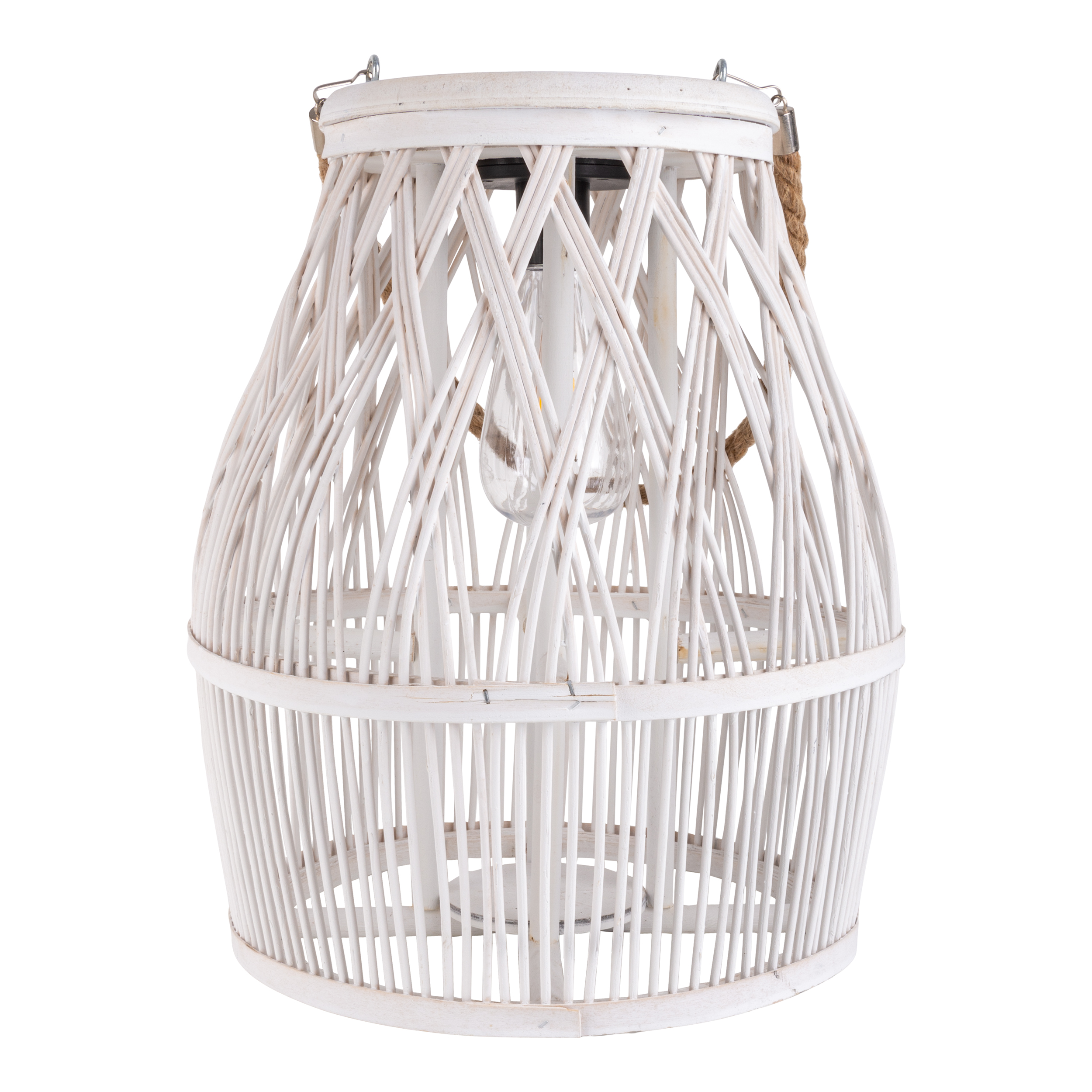 Eine weiße gewebte Lampe mit einer Glühbirne im Inneren. Sie hat einen Seilgriff und ist vor weißem Hintergrund isoliert.