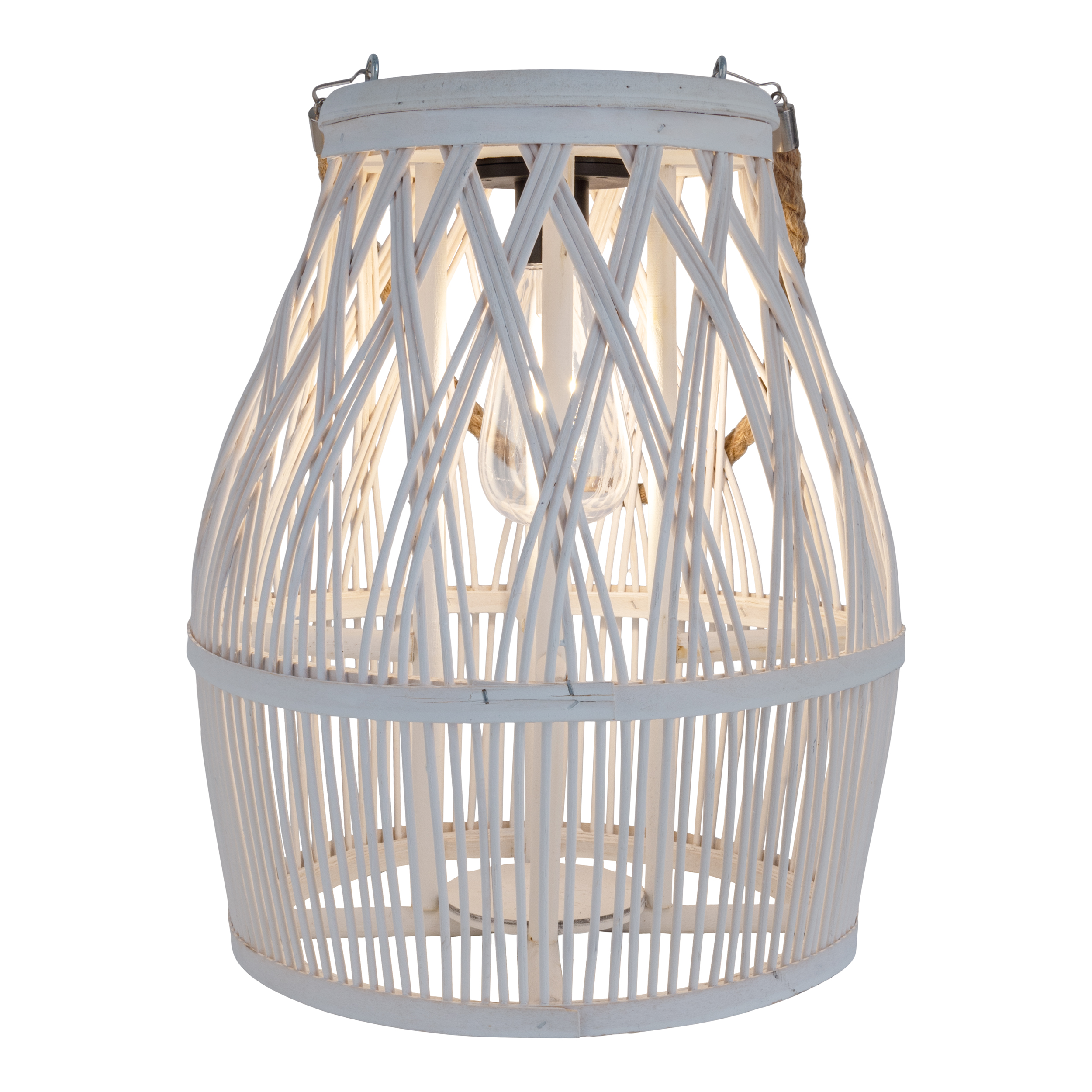 Eine weiße gewebte Lampe mit einer freiliegenden Glühbirne. Sie hängt an einem Metallring. Der Hintergrund ist weiß.