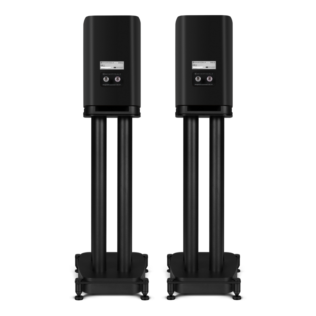 Twee zwarte Wharfedale-luidsprekers op standaards. Elk heeft een display en knoppen. De standaards hebben elk drie poten en een vierkante basis.