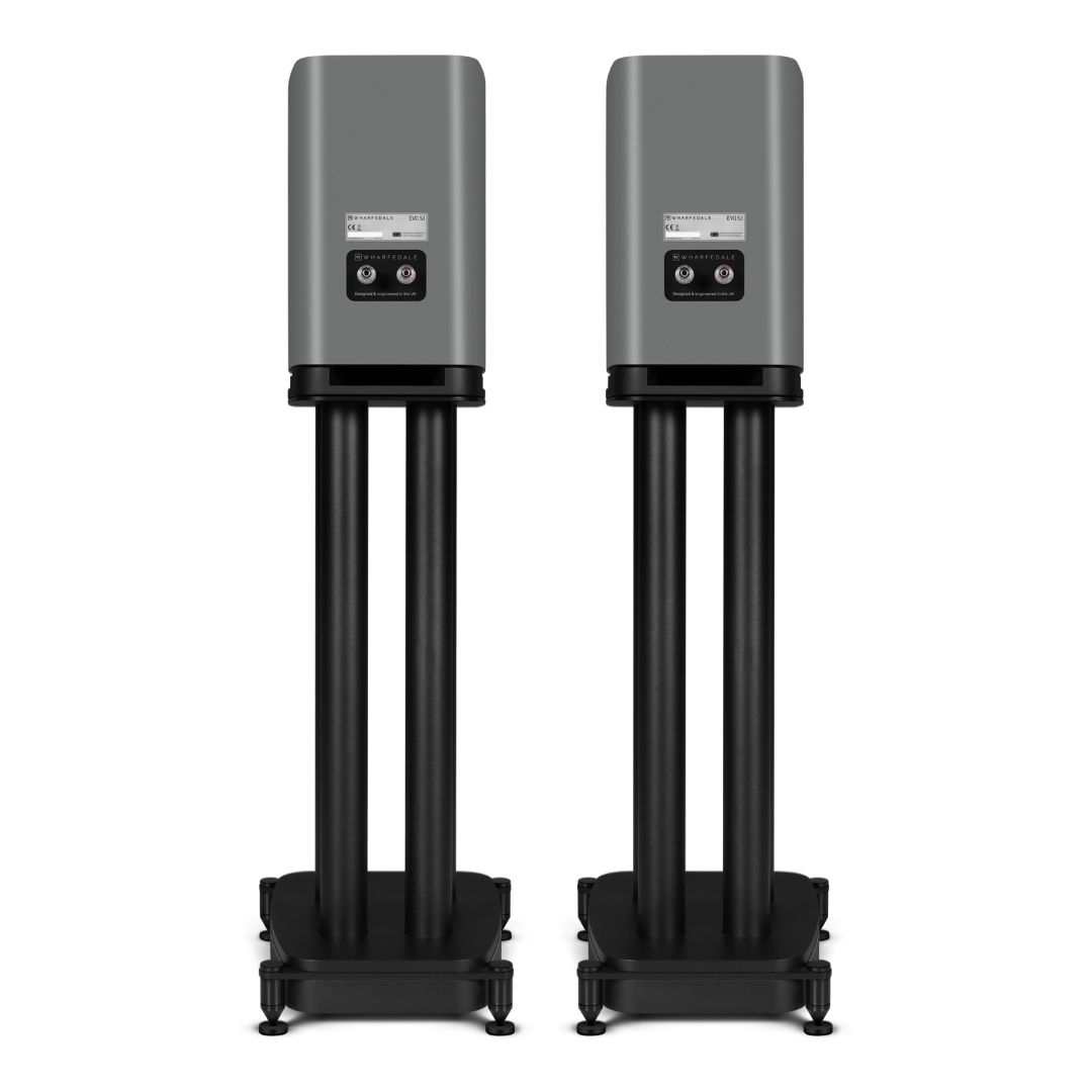 Twee grijze luidsprekers op zwarte standaards. Elke luidspreker heeft een display. De standaards hebben een basis en twee steunpoten.