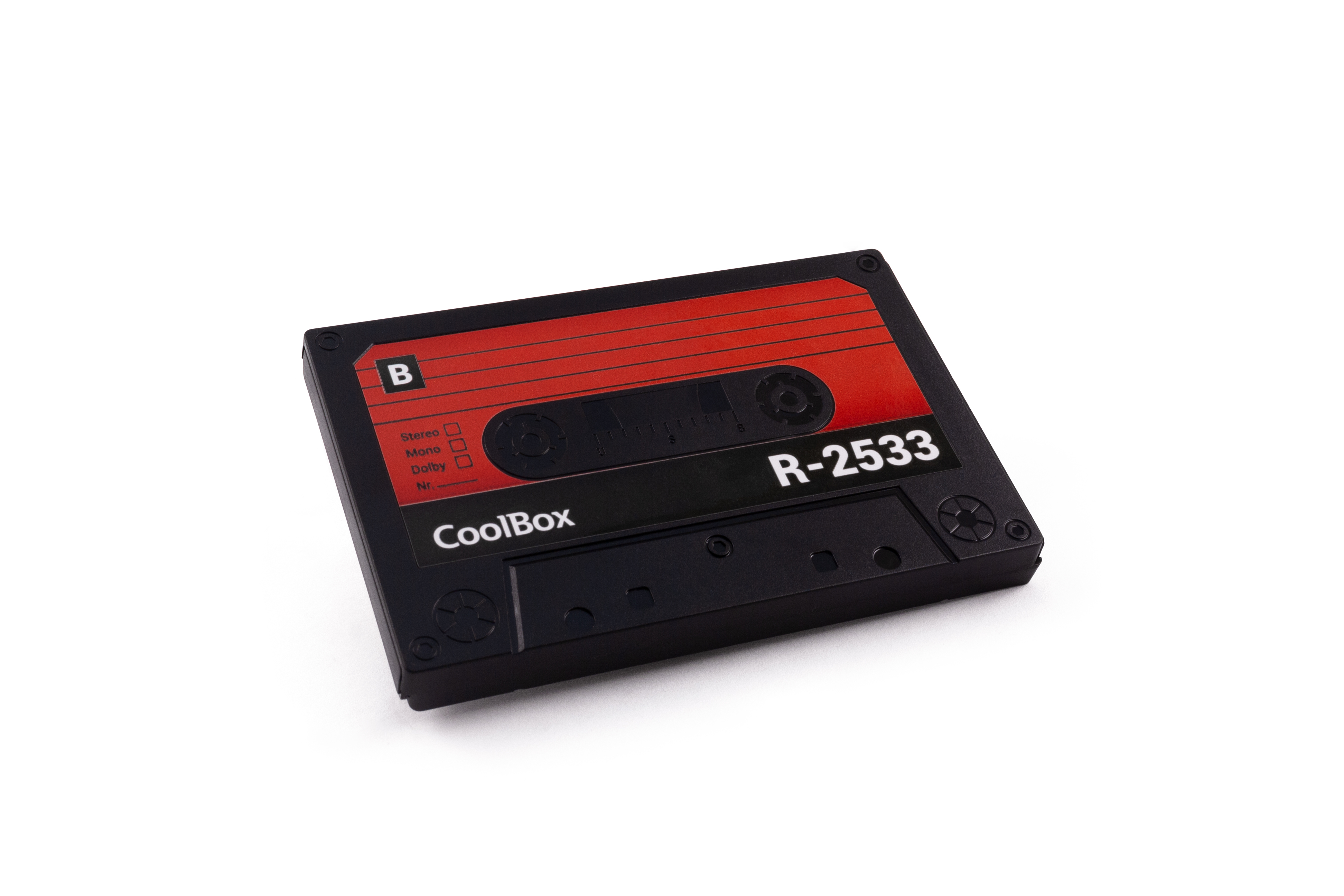 Una cinta de casete CoolBox negra con detalles rojos y blancos sobre un fondo blanco.