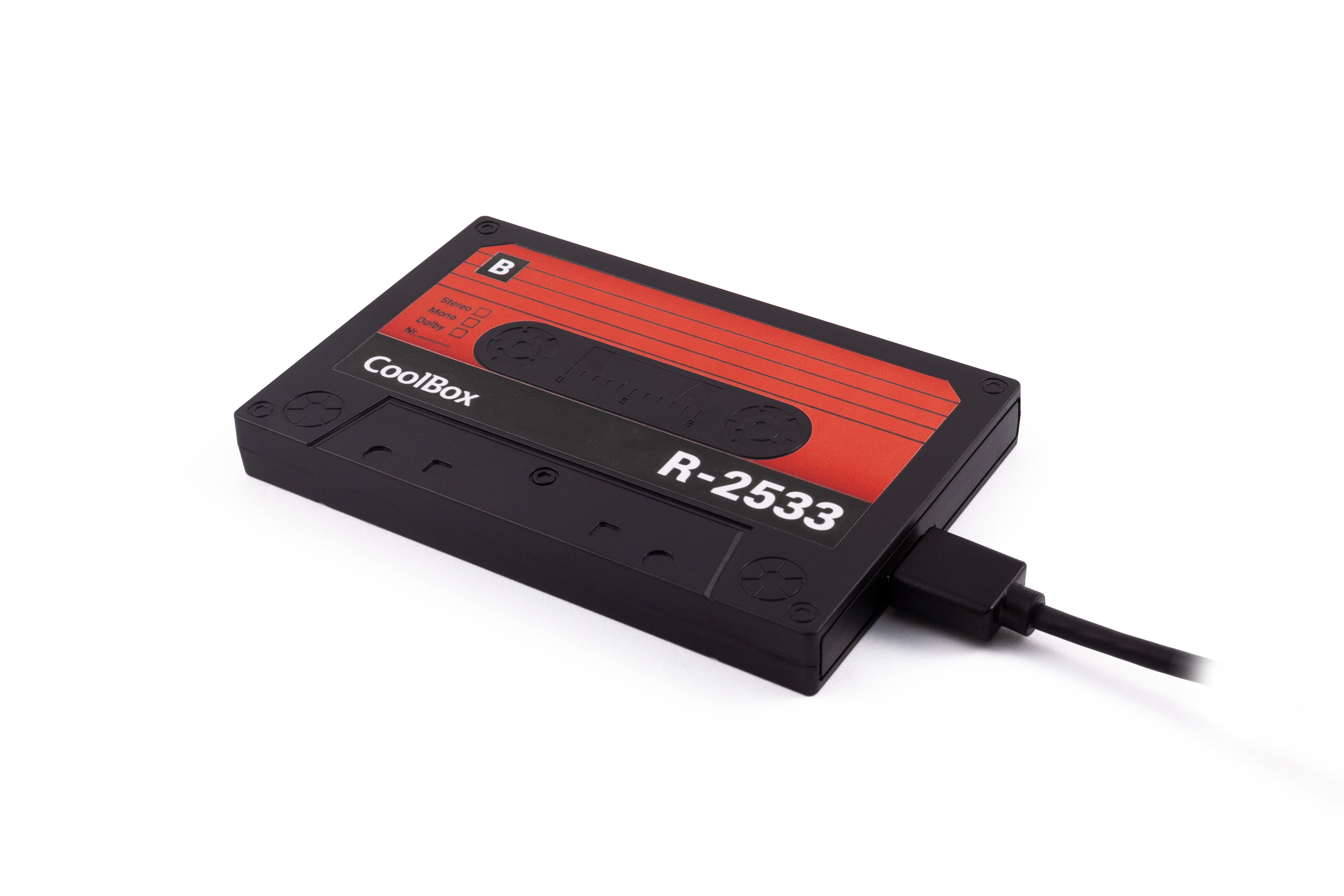 Un dispositivo negro con forma de casete con la parte superior roja, un cable USB está conectado. El fondo es blanco.