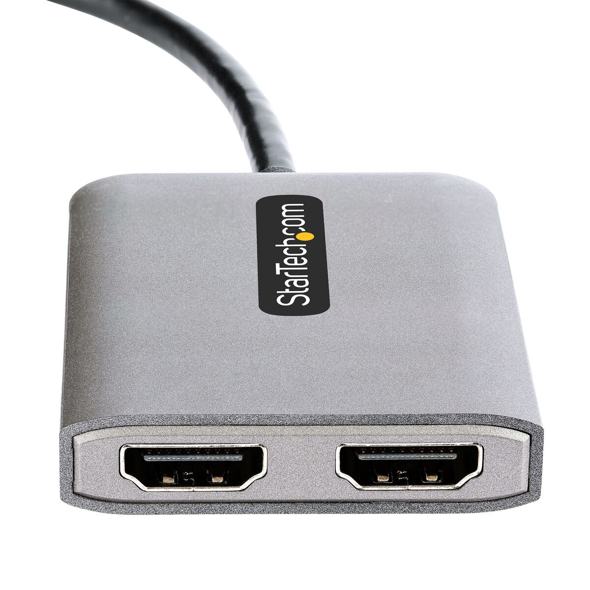 Un adattatore HDMI StarTech grigio con due porte. Un cavo nero si estende dall'alto. Sfondo bianco.