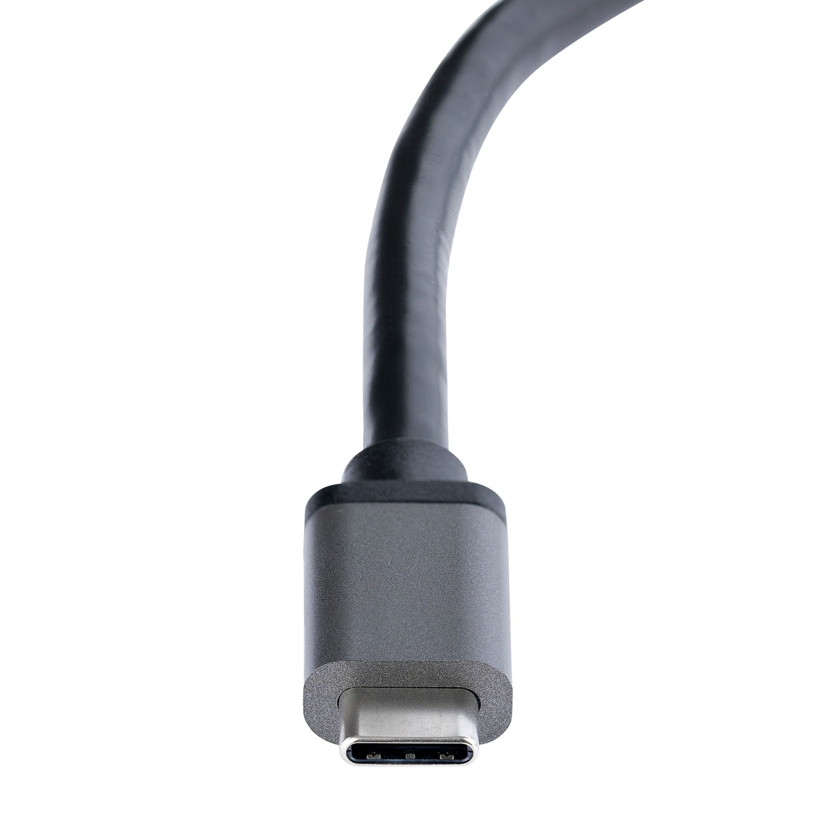 Primo piano di un connettore per cavo USB-C. Il connettore è grigio e il cavo è nero. Lo sfondo è bianco.