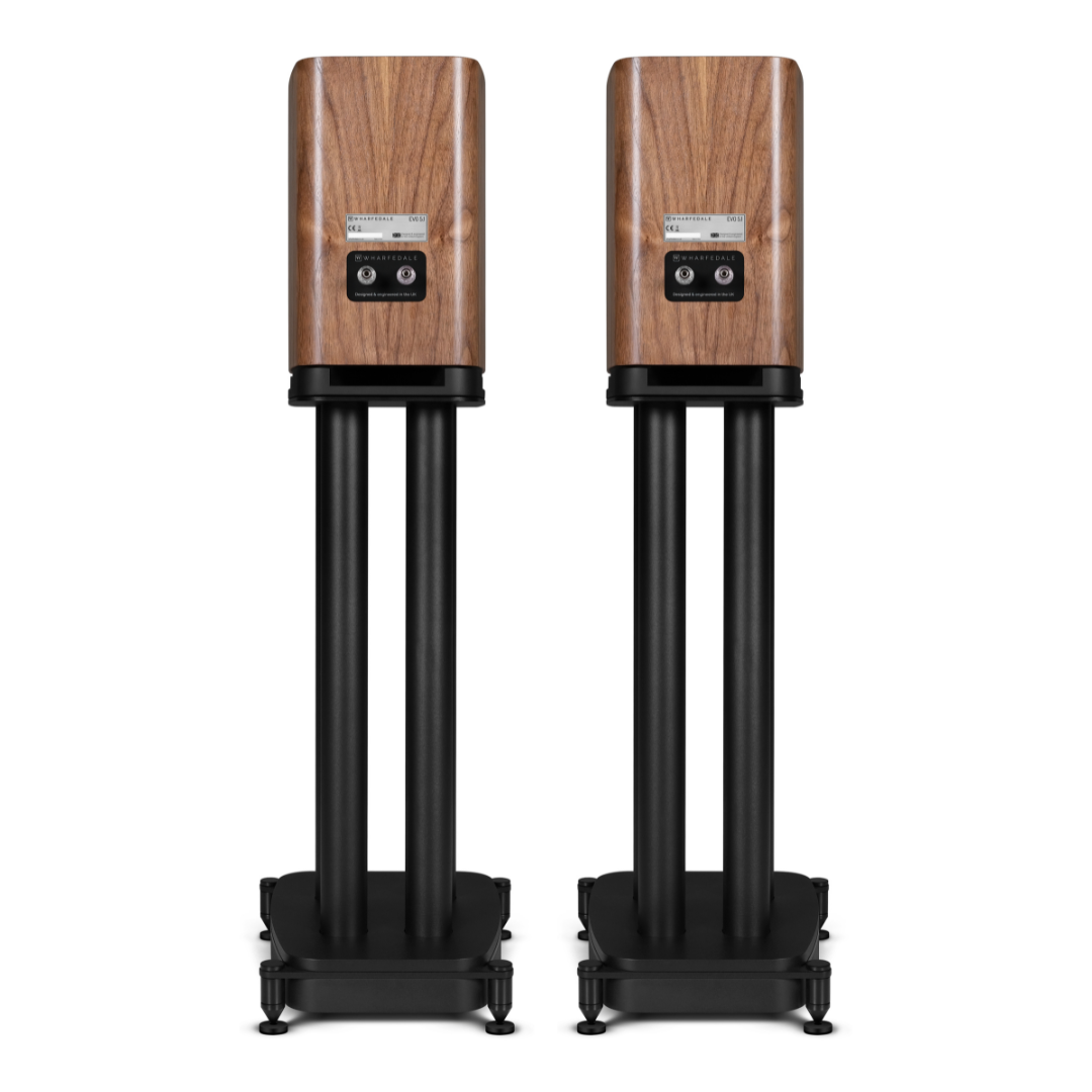 Twee houten luidsprekers op zwarte standaards. De luidsprekers hebben een houtnerf afwerking. De standaards hebben een rechthoekige basis en drie poten.