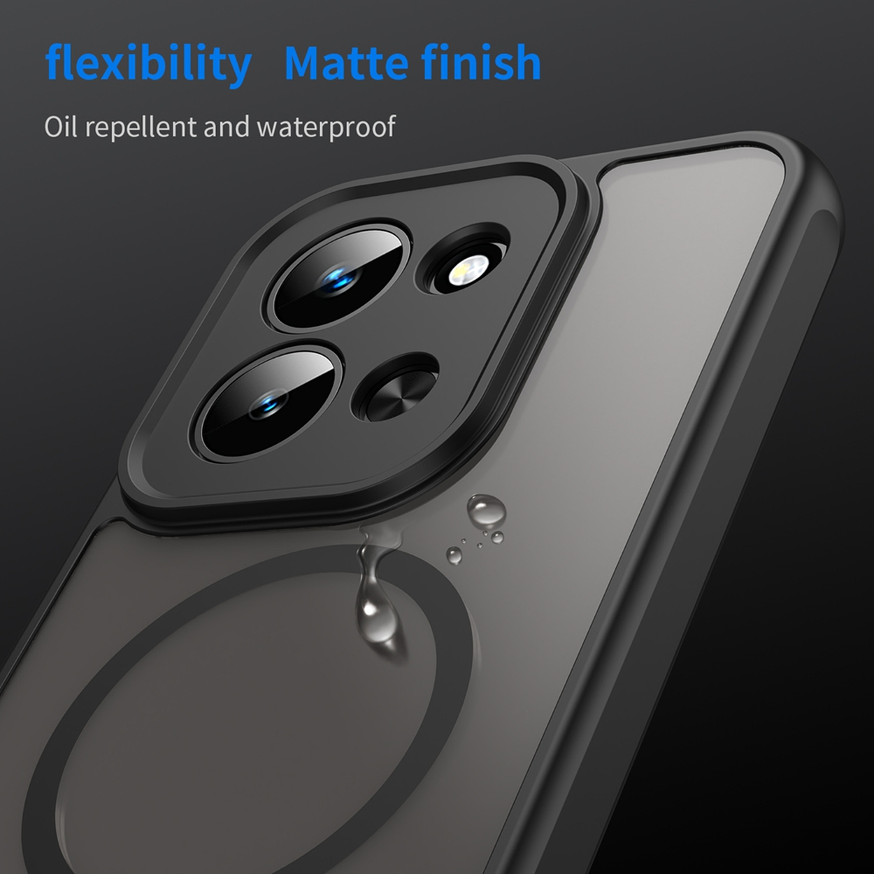 Gros plan d'une coque de téléphone. La coque a une finition mate et un module caméra noir. Des gouttes d'eau sont visibles.