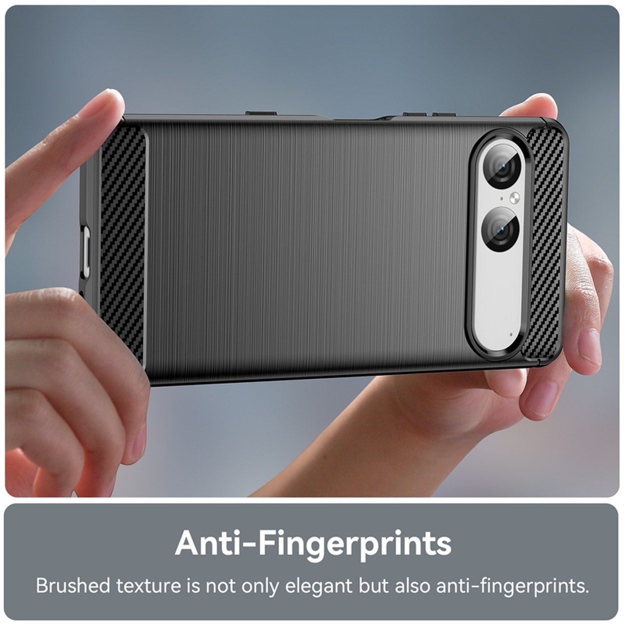 Une personne tenant une coque de téléphone gris foncé. La coque a une texture brossée et une bosse pour la caméra. Le texte "Anti-Fingerprints" est présent.