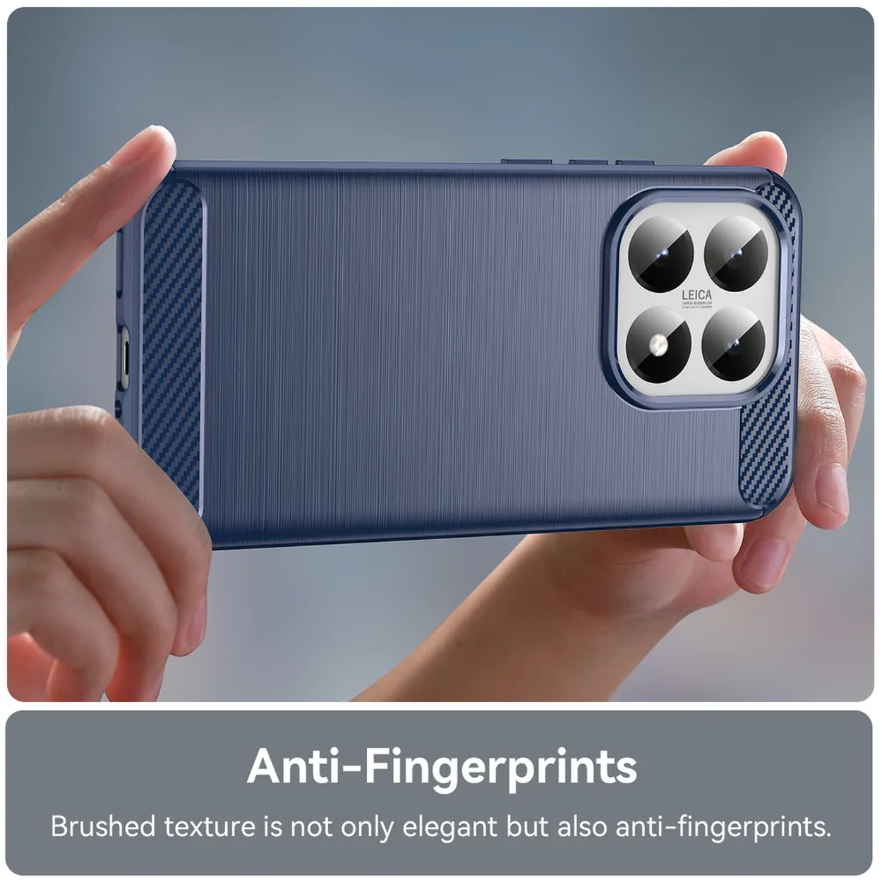 Een hand houdt een blauwe telefoonhoes vast. De hoes heeft een geborstelde textuur en een cameramodule met Leica-branding.