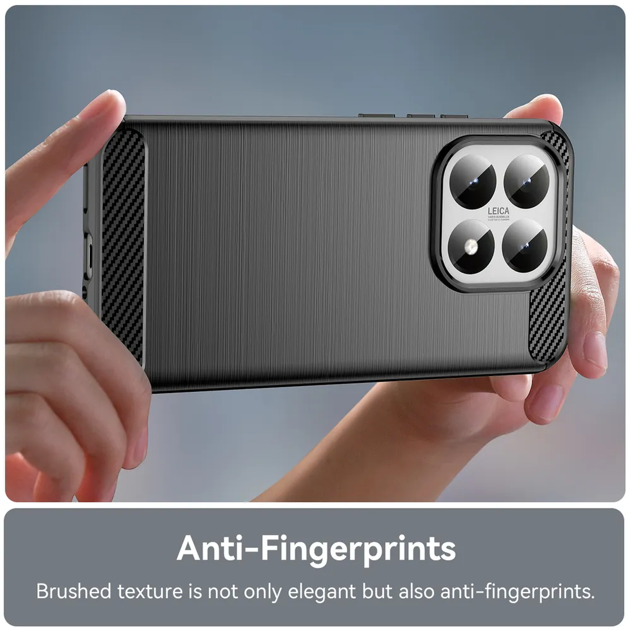 Een persoon houdt een grijze telefoonhoes vast met een getextureerde achterkant. De hoes heeft een cameramodule met Leica-merk.