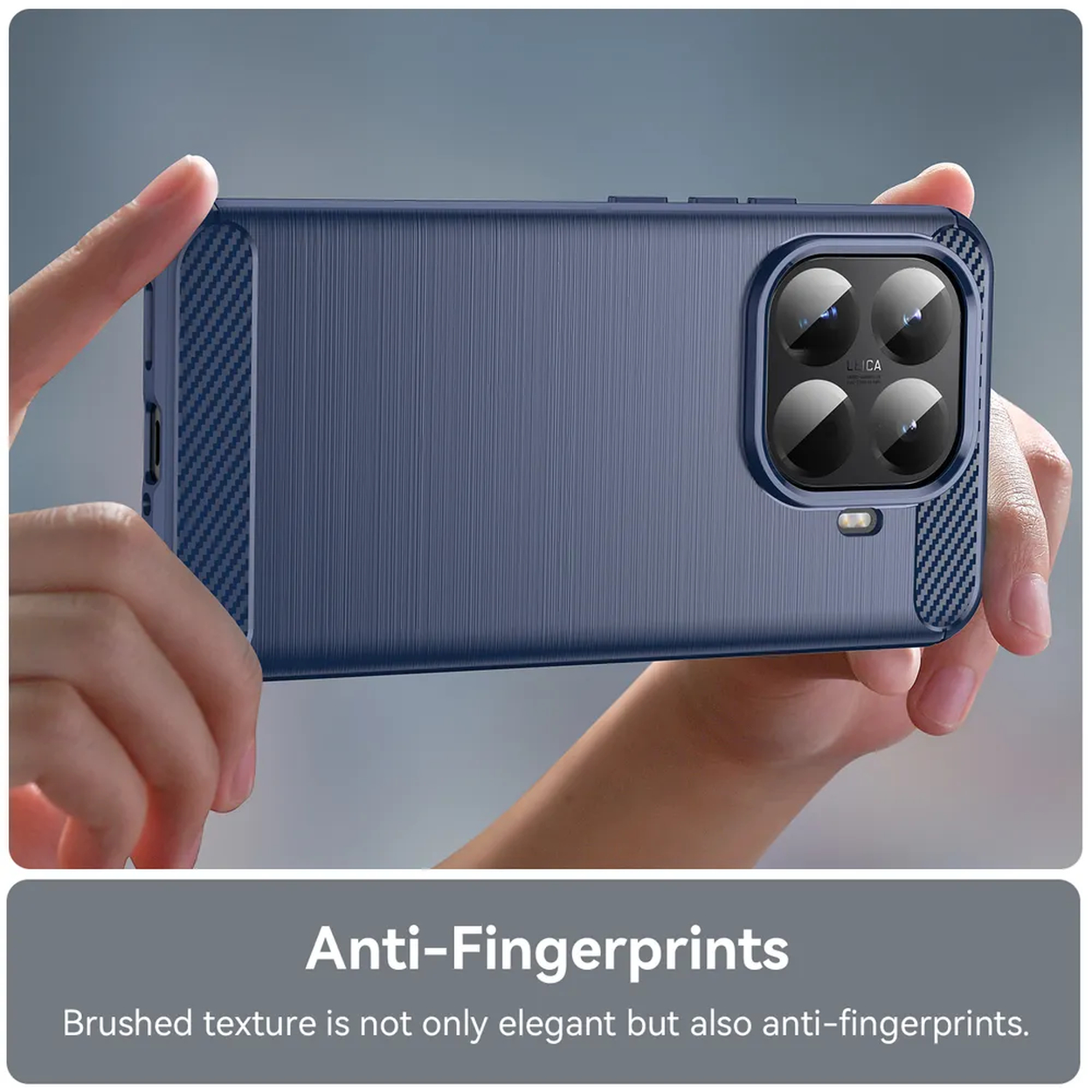 Een hand houdt een blauwe telefoonhoes vast. Het heeft een geborstelde textuur en een koolstofvezelontwerp op de randen. De camera heeft Leica-branding.