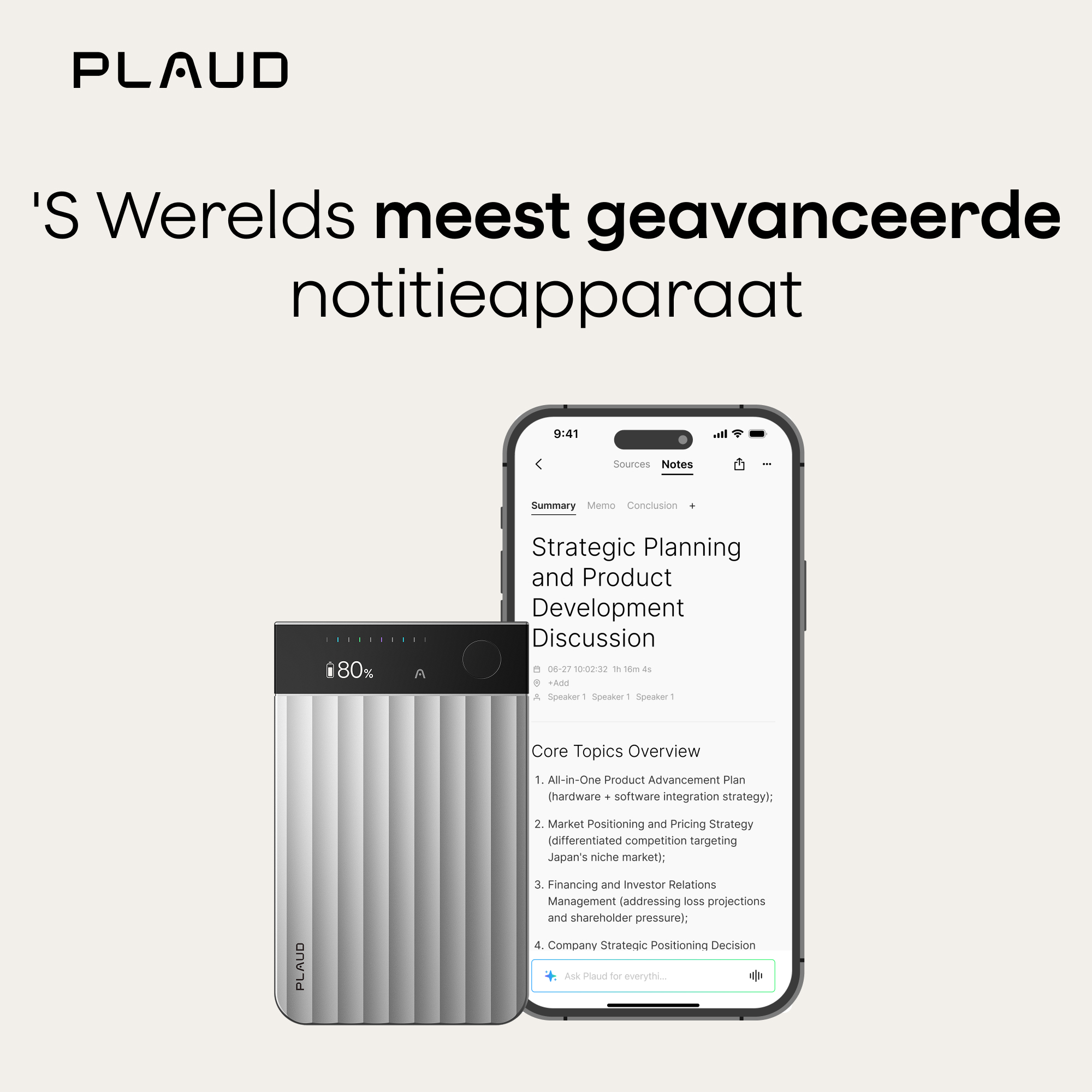 Un téléphone affiche des notes sur la planification stratégique. Un appareil argenté à gauche. Le logo Plaud en haut.