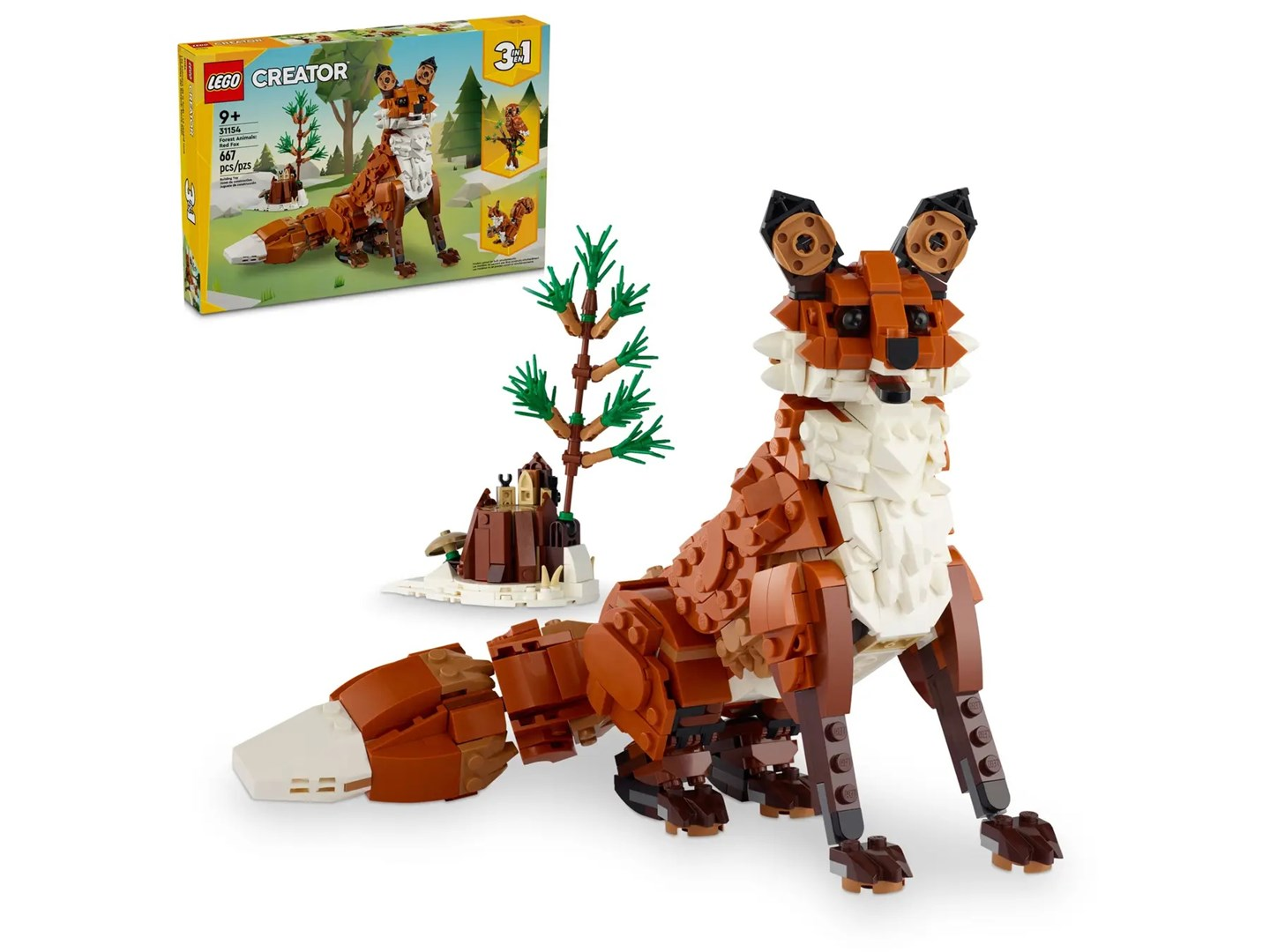 Un modello di volpe LEGO con mattoncini marroni e bianchi, in posa con un piccolo albero e una scatola sullo sfondo.