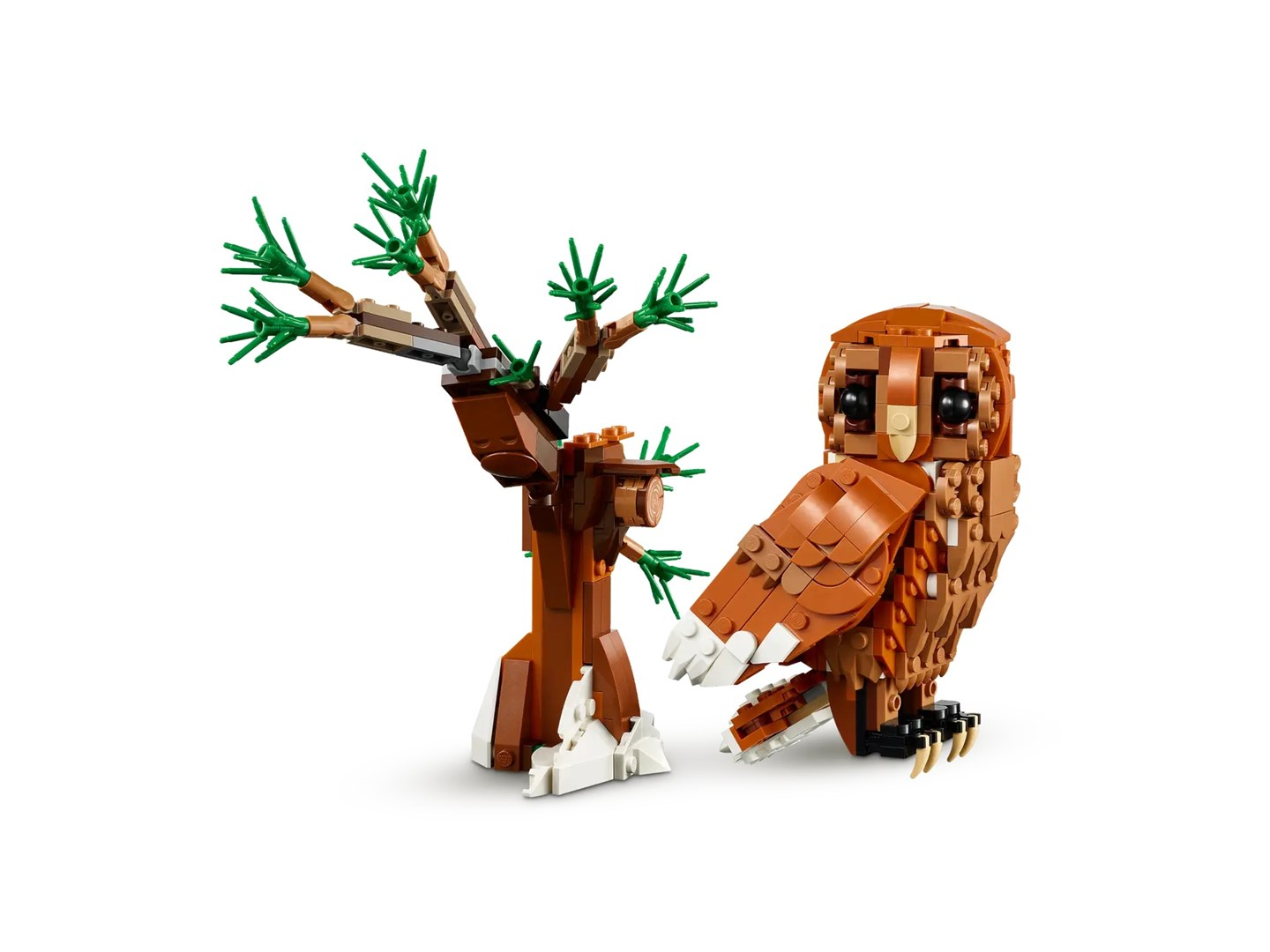Un gufo Lego con un albero marrone. Il gufo è marrone e bianco con occhi neri. L'albero è marrone con foglie verdi.