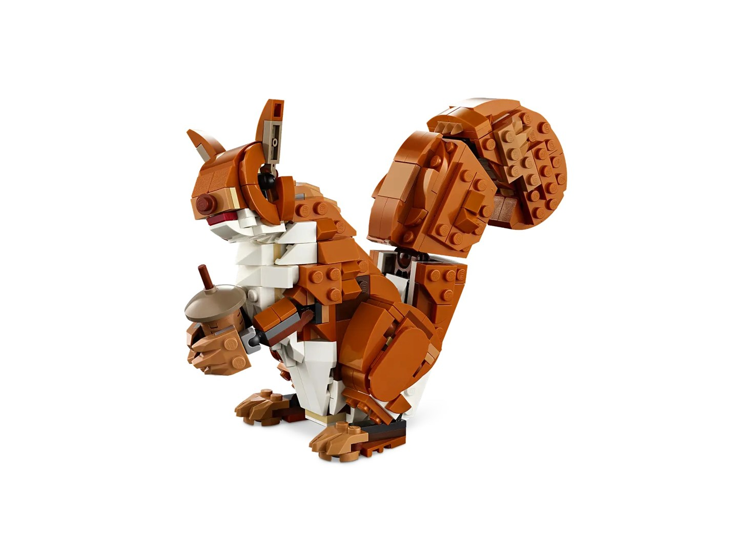 Uno scoiattolo LEGO fatto di mattoncini marroni, bianchi e beige, che tiene una ghianda. È su uno sfondo bianco.