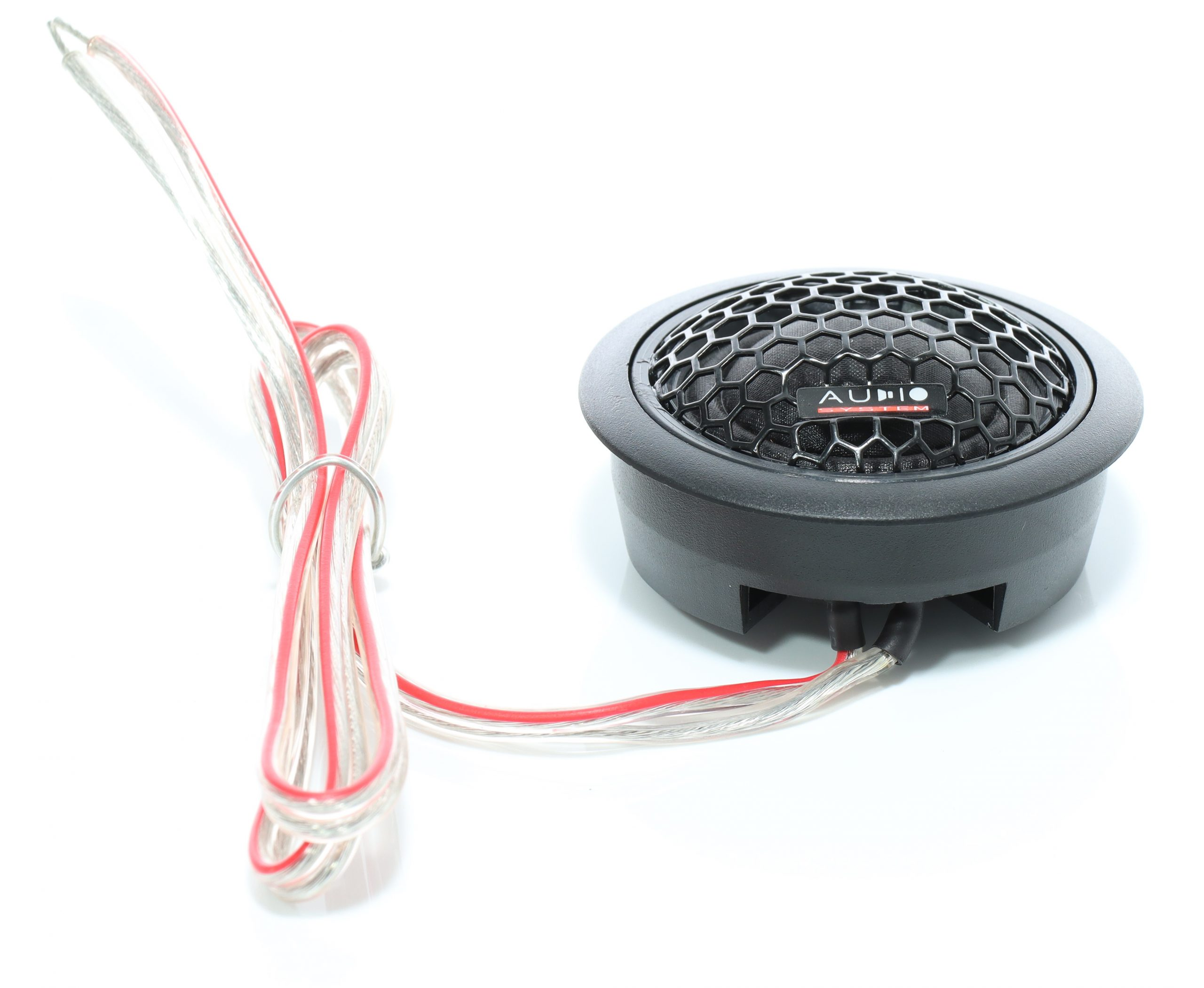Ein schwarzer Hochtöner für Auto-Audio mit rot-weißen Kabeln auf weißer Oberfläche.