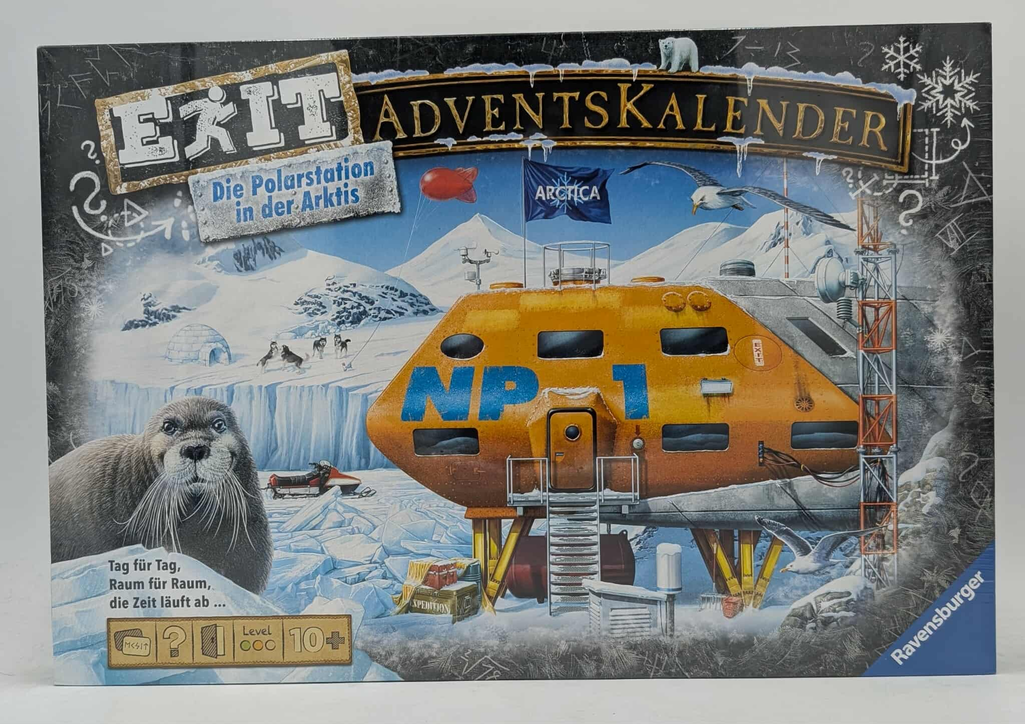 Box-Art: Arktische Szene mit orangefarbener Station, Seehund, Hundeschlitten und dem Schriftzug 'EXIT Adventskalender'.