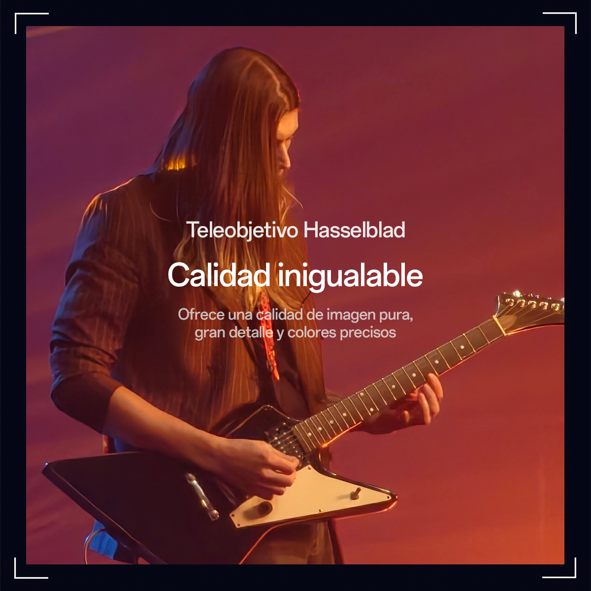 Una persona suona una chitarra elettrica nera. Lo sfondo è una sfumatura di colori. Il testo dice 'Teleobjetivo Hasselblad'.