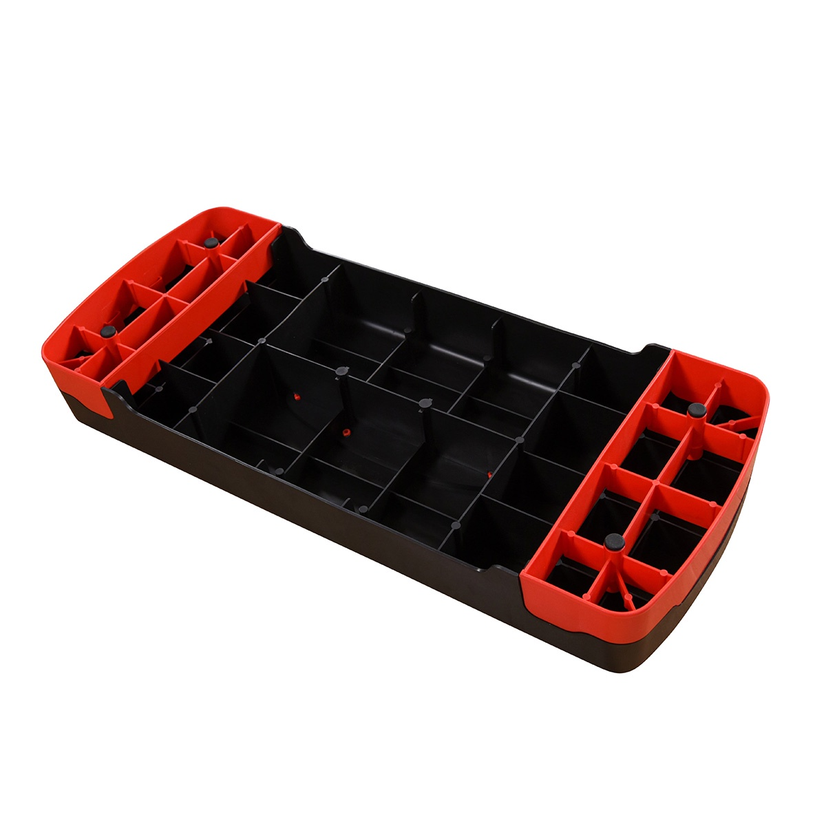 Una plataforma de step negra y roja para ejercicios. Tiene forma rectangular con detalles rojos en los extremos.
