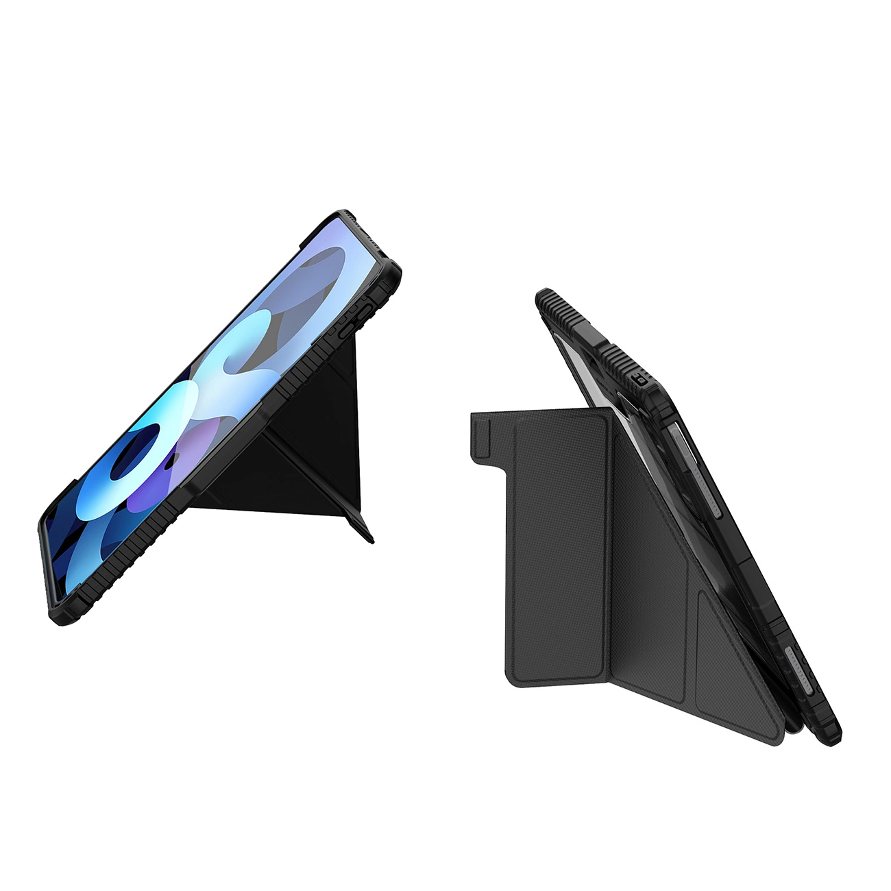 Sono esposte due custodie nere per tablet. Una supporta un tablet, l'altra è aperta. Lo sfondo è bianco.