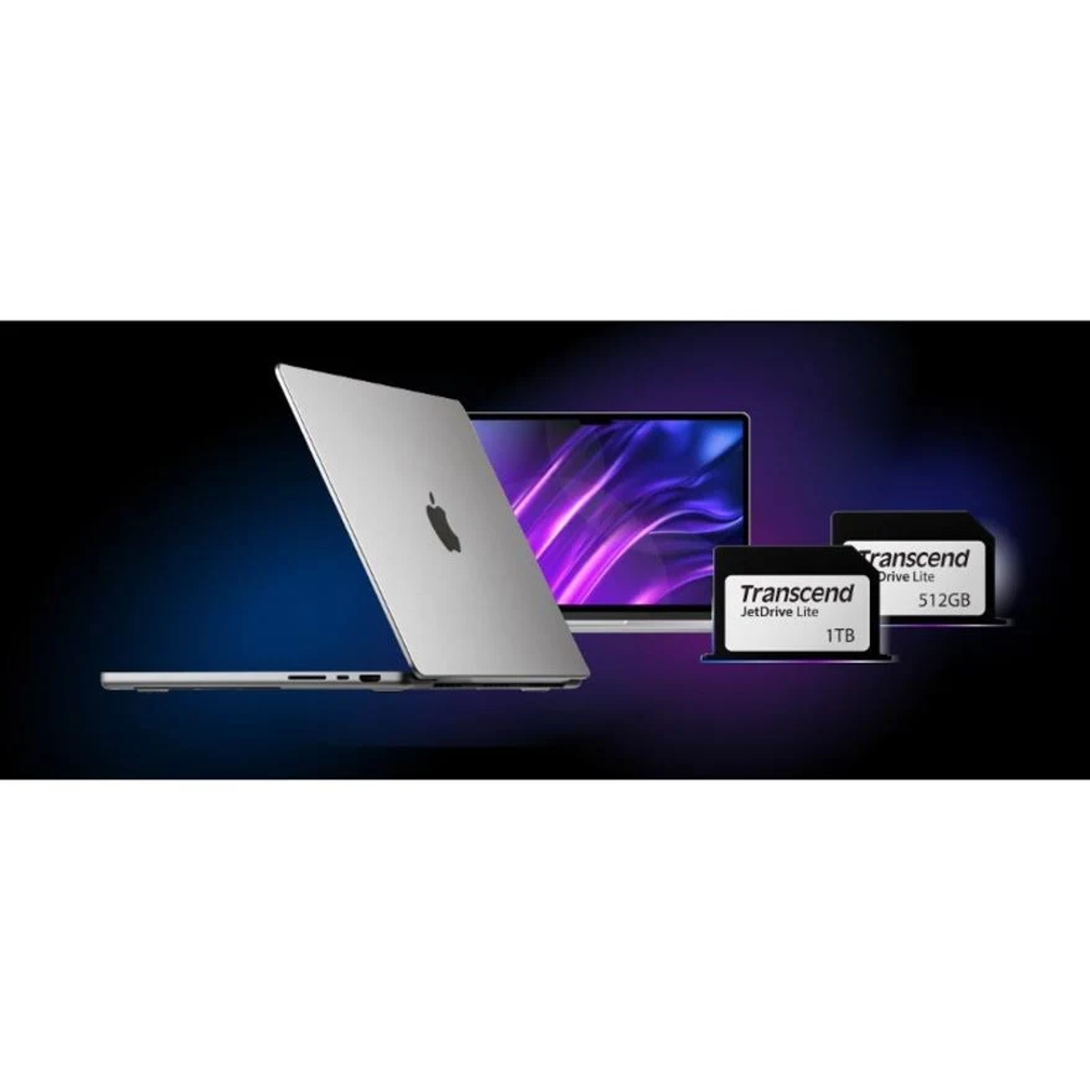 Laptop argento con logo Apple, un altro dietro e due schede Transcend JetDrive Lite su sfondo scuro.
