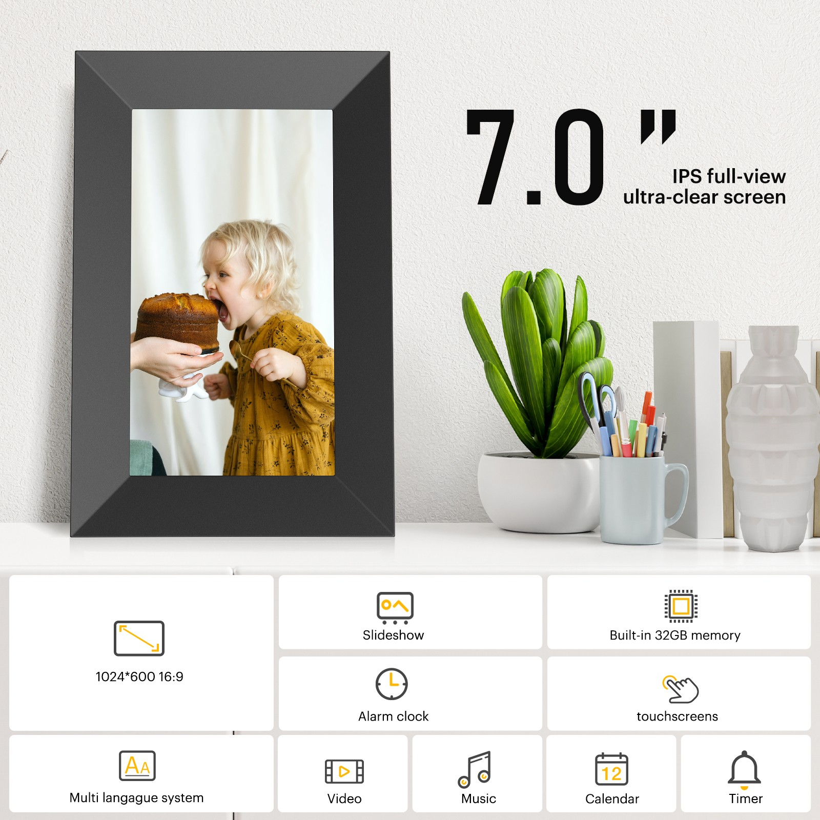 Un marco de fotos digital muestra a un niño comiendo pastel. Otros objetos incluyen una planta, bolígrafos e iconos de funciones.