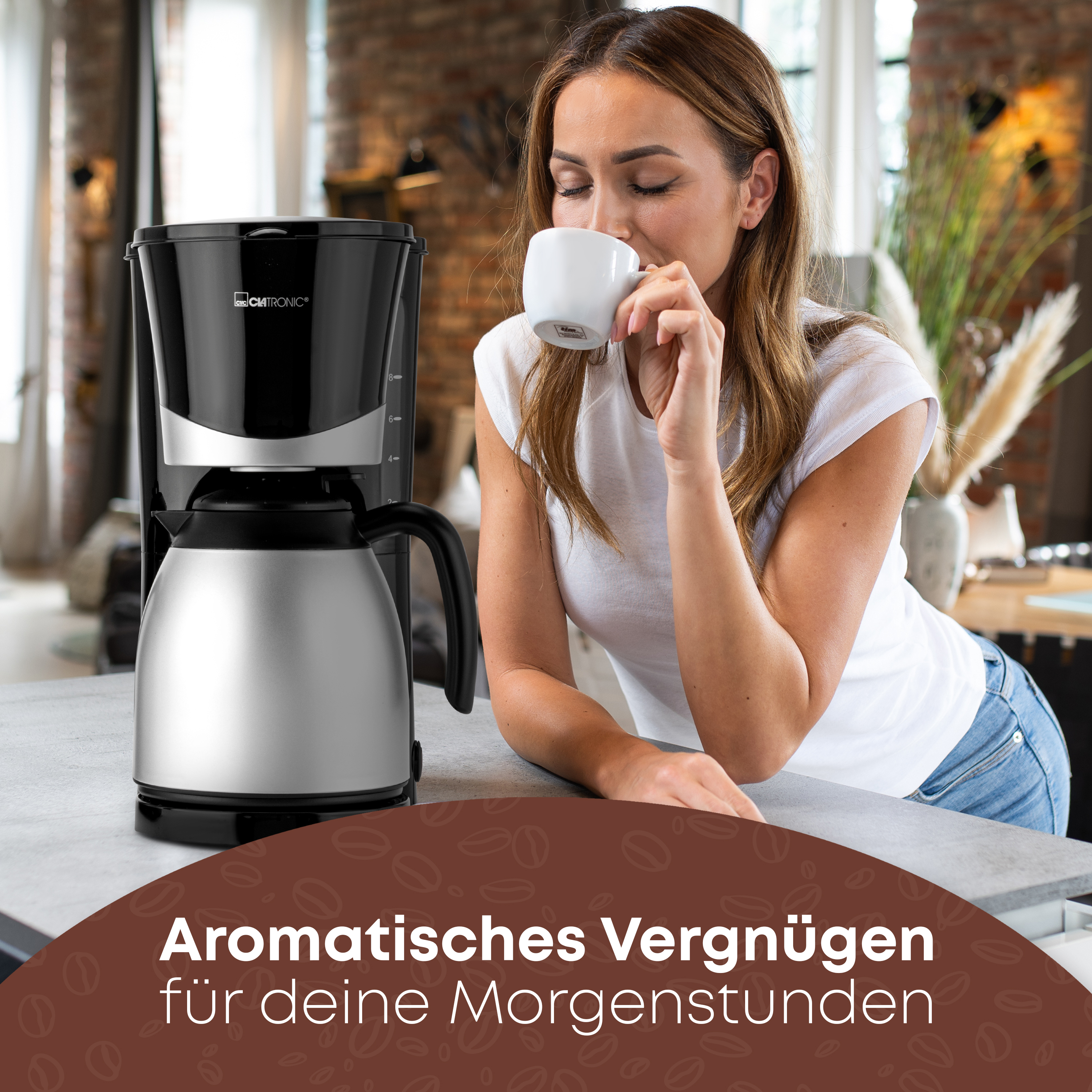 Kobieta pije z filiżanki obok ekspresu do kawy. Maszyna jest czarna i srebrna. Tekst w języku niemieckim na pierwszym planie.