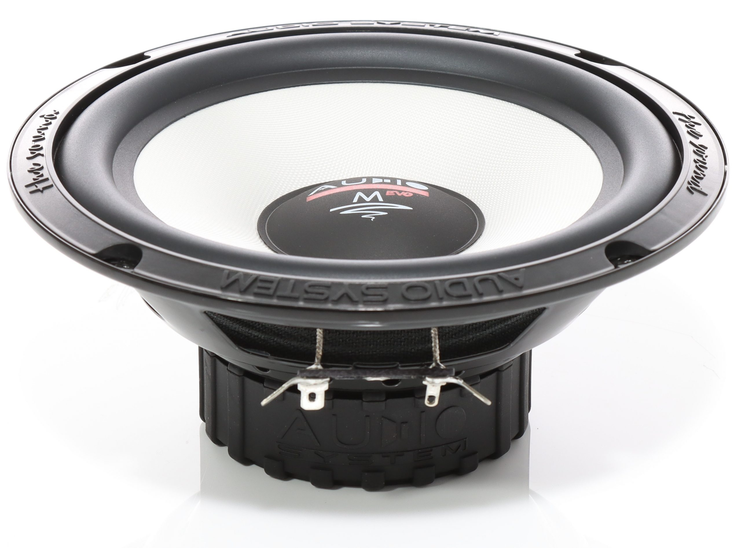 Schwarzer Subwoofer mit weißem Konus, Marke Audio System. Der Lautsprecher steht auf einer weißen Oberfläche.
