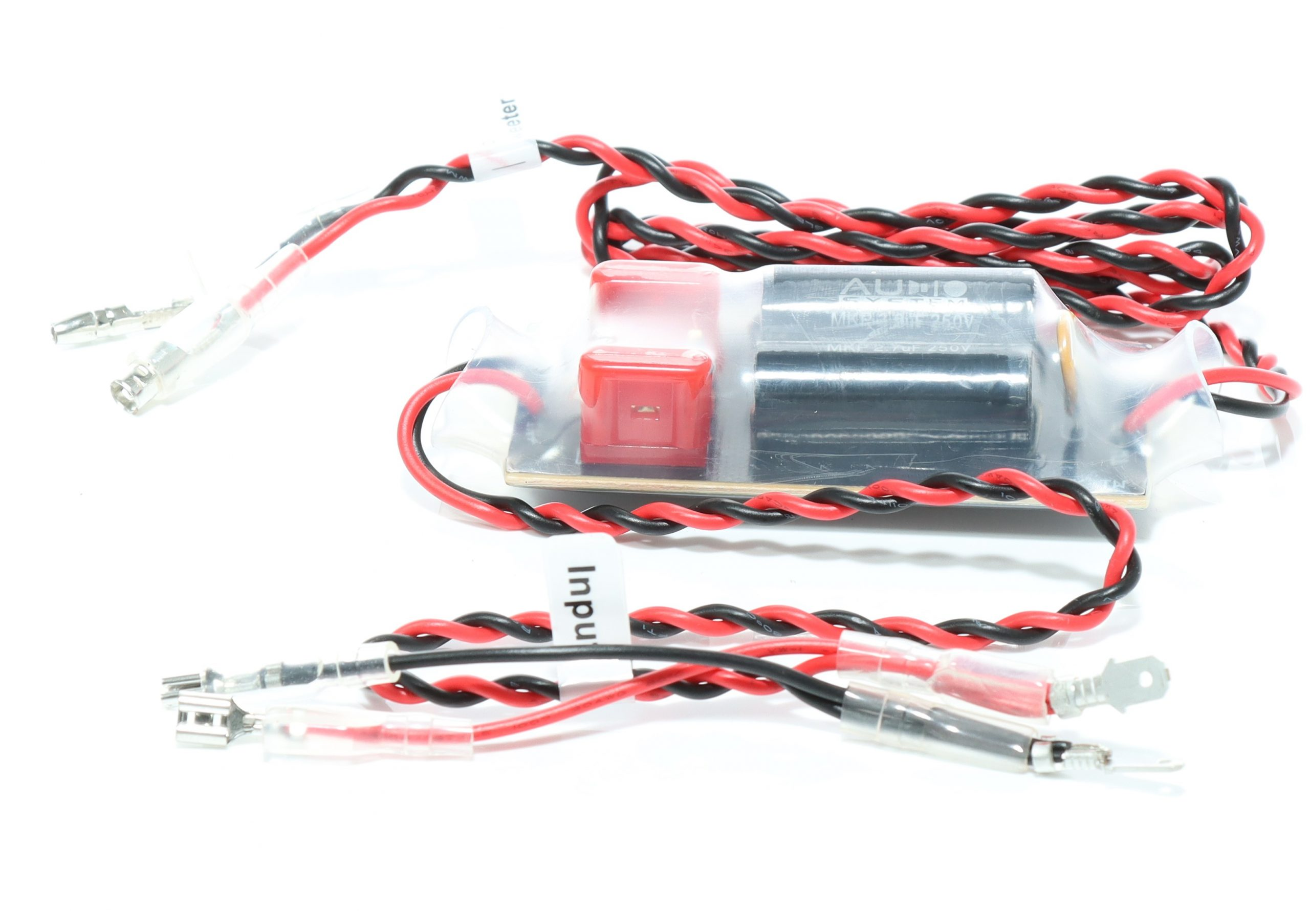 Elektronisches Gerät mit Drähten. Rote und schwarze Drähte sind miteinander verdreht. Das Gerät ist auf weißem Grund.