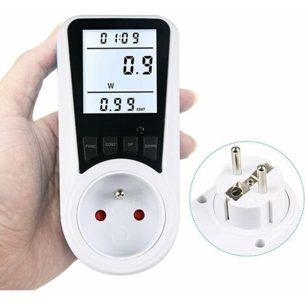 Eine Hand hält ein weißes Leistungsmessgerät. Es zeigt Stromverbrauch und Kosten mit einem separaten Stecker an.