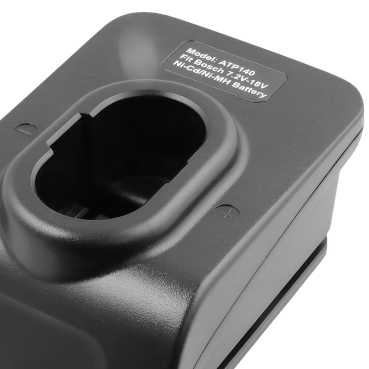Nahaufnahme eines schwarzen Batterieladegeräts. Es hat eine Öffnung für eine Batterie und ein Etikett mit Modell- und Batterieinformationen.
