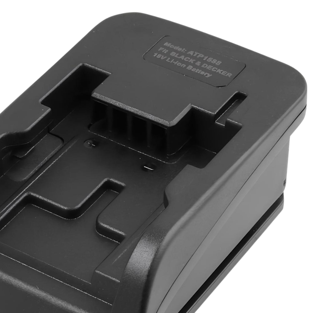 Schwarzes Kunststoff-Batterieladegerät für Black & Decker 18V Li-Ion-Akkus. Modell ATP1888 sichtbar. Weißer Hintergrund.