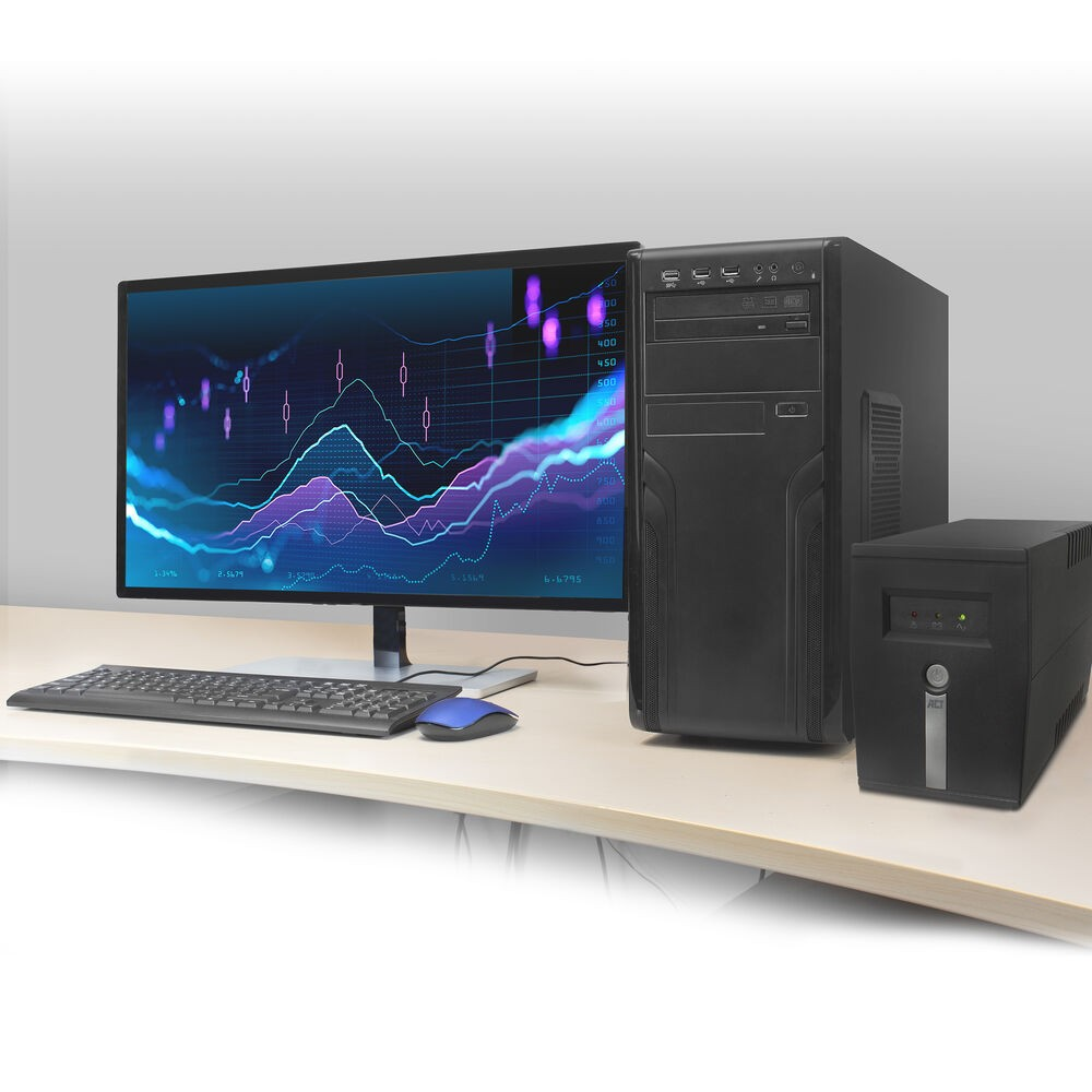 Ein Computer-Setup mit einem Monitor, der ein Diagramm anzeigt, Tastatur, Maus, CPU und einer USV auf einem hellen Schreibtisch.