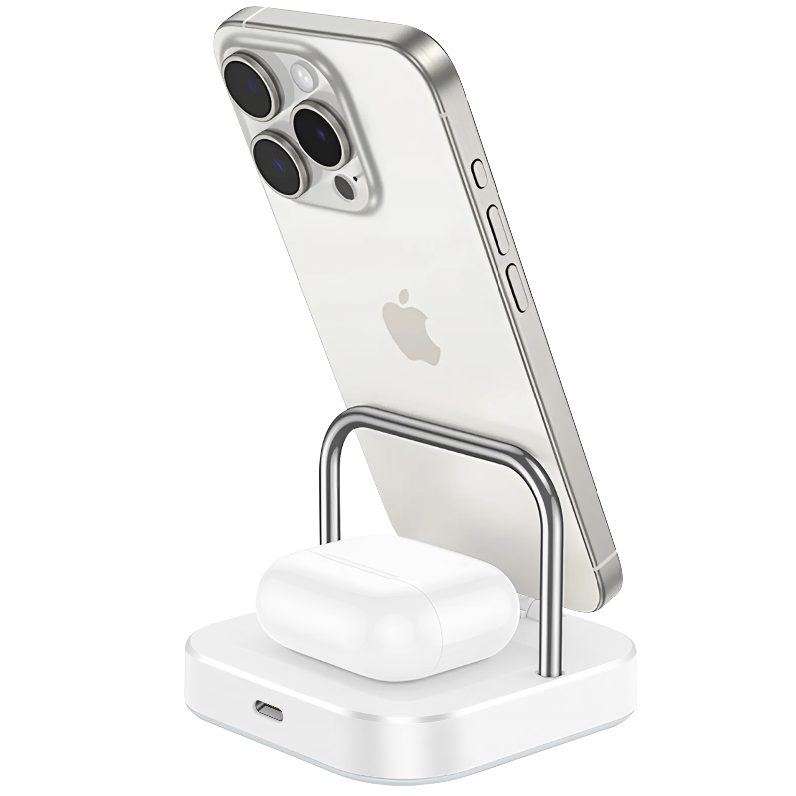 Ein iPhone befindet sich auf einem weißen Ladeständer mit AirPods. Das Telefon ist silberfarben und der Ständer weiß.