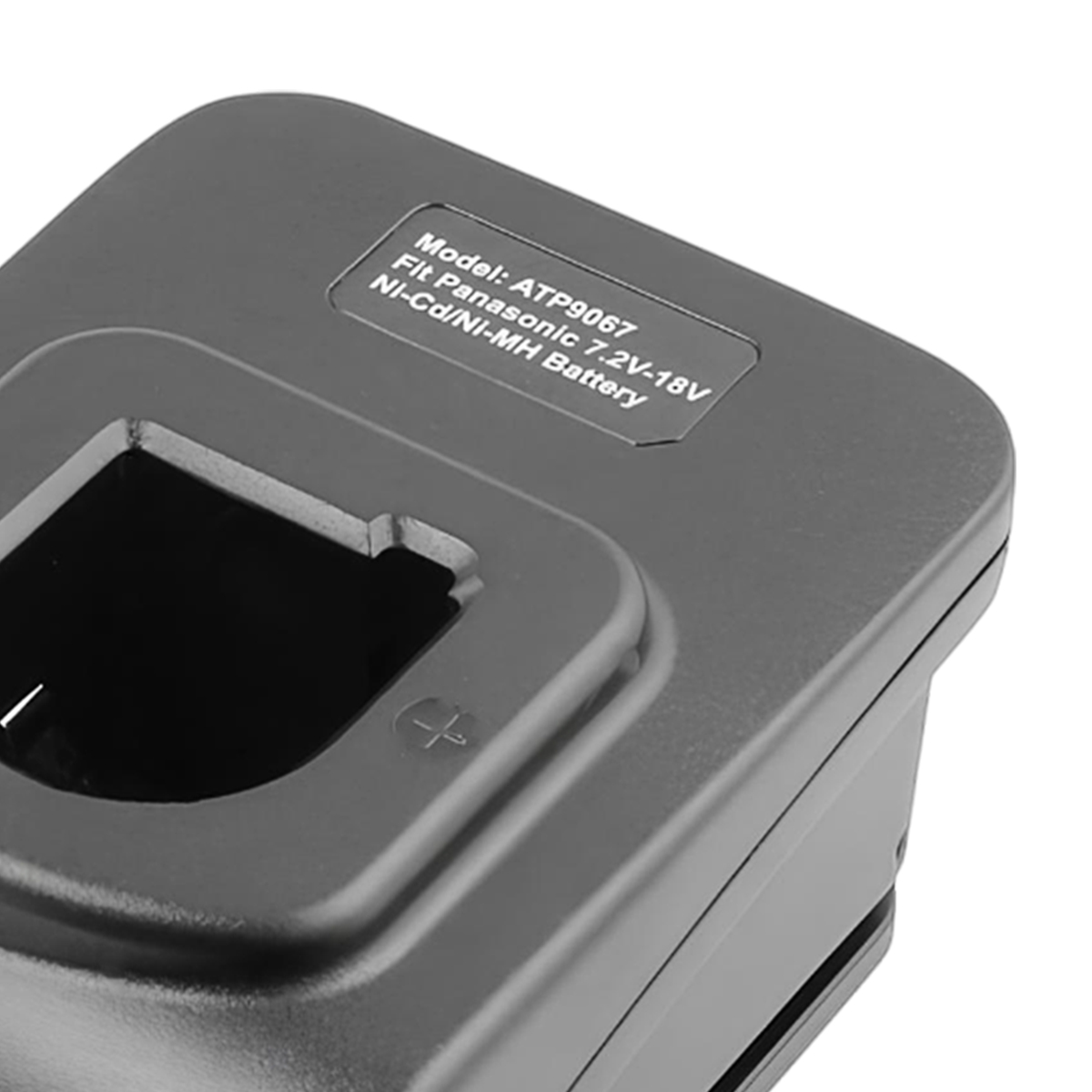 Schwarzes Batterieladegerät mit Text: Model: ATP9067, Fit Panasonic 7.2V-18V, NI-Cd/NI-MH Battery. Es hat einen Ladeanschluss.