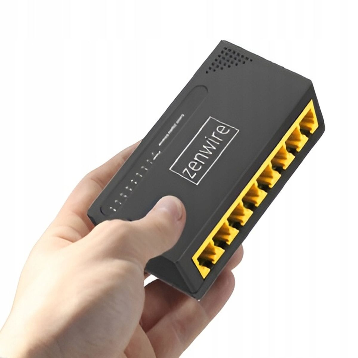Dłoń trzyma czarny przełącznik sieciowy Zenwire z żółtymi portami. Przełącznik ma logo Zenwire i kilka lampek kontrolnych.