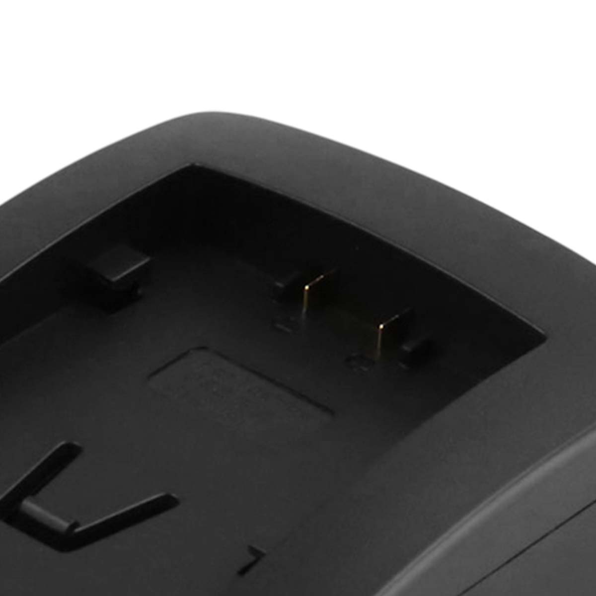 Nahaufnahme eines schwarzen elektronischen Geräts. Es hat eine gewölbte Oberseite, eine rechteckige Vertiefung und goldene Metallkontaktpunkte.