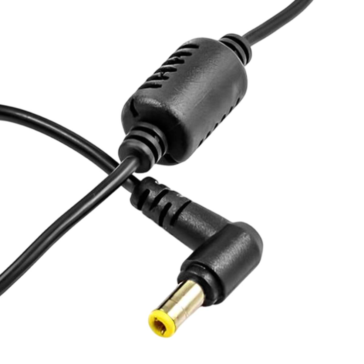 Un cavo adattatore di alimentazione nero con un connettore ad angolo retto e un nucleo di ferrite cilindrico. Il connettore ha un centro giallo.