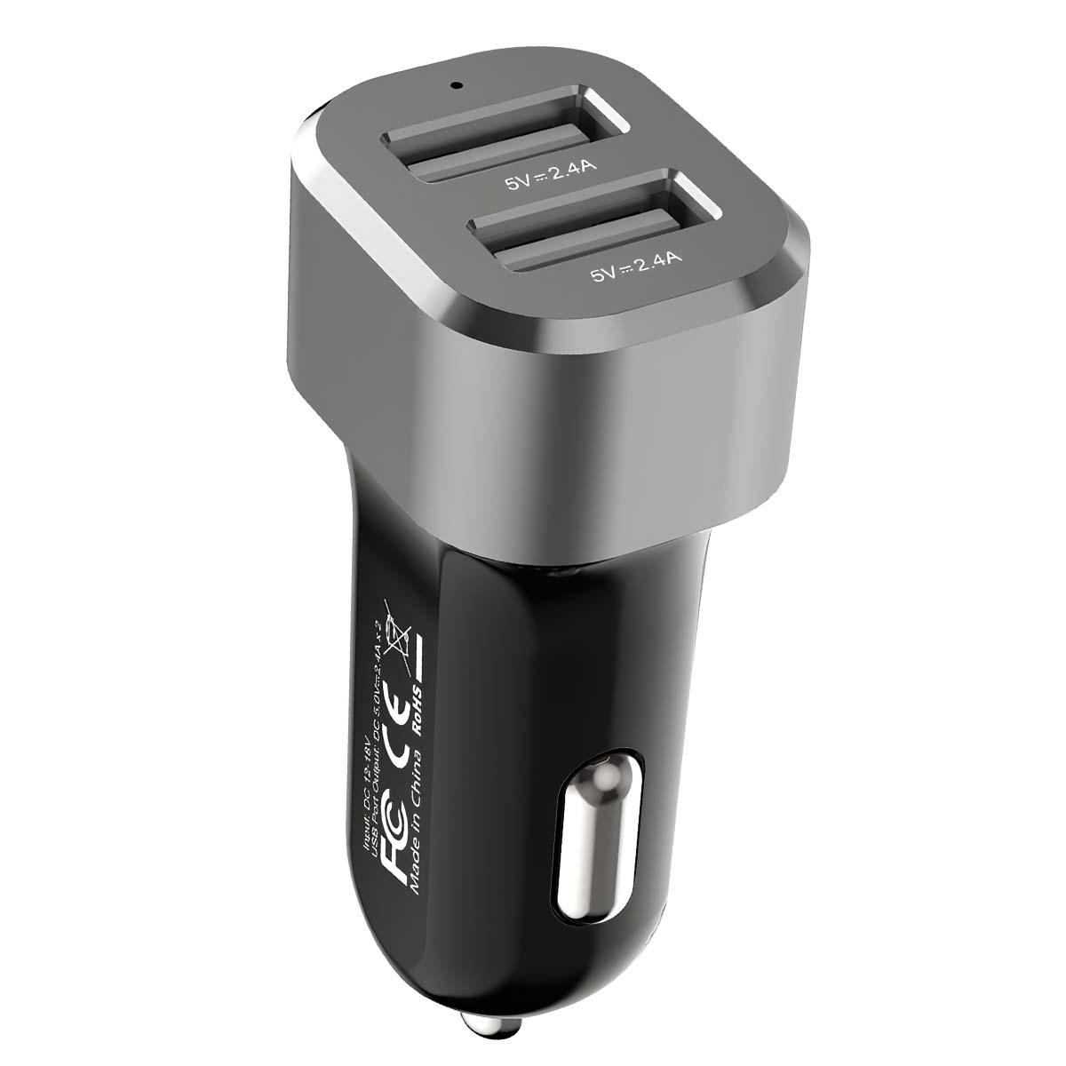 Ein schwarz-silbernes Autoladegerät mit zwei USB-Anschlüssen, beschriftet mit 5V=2,4A. Es hat eine Leistungsanzeige und FCC-, CE- und RoHS-Kennzeichnungen.