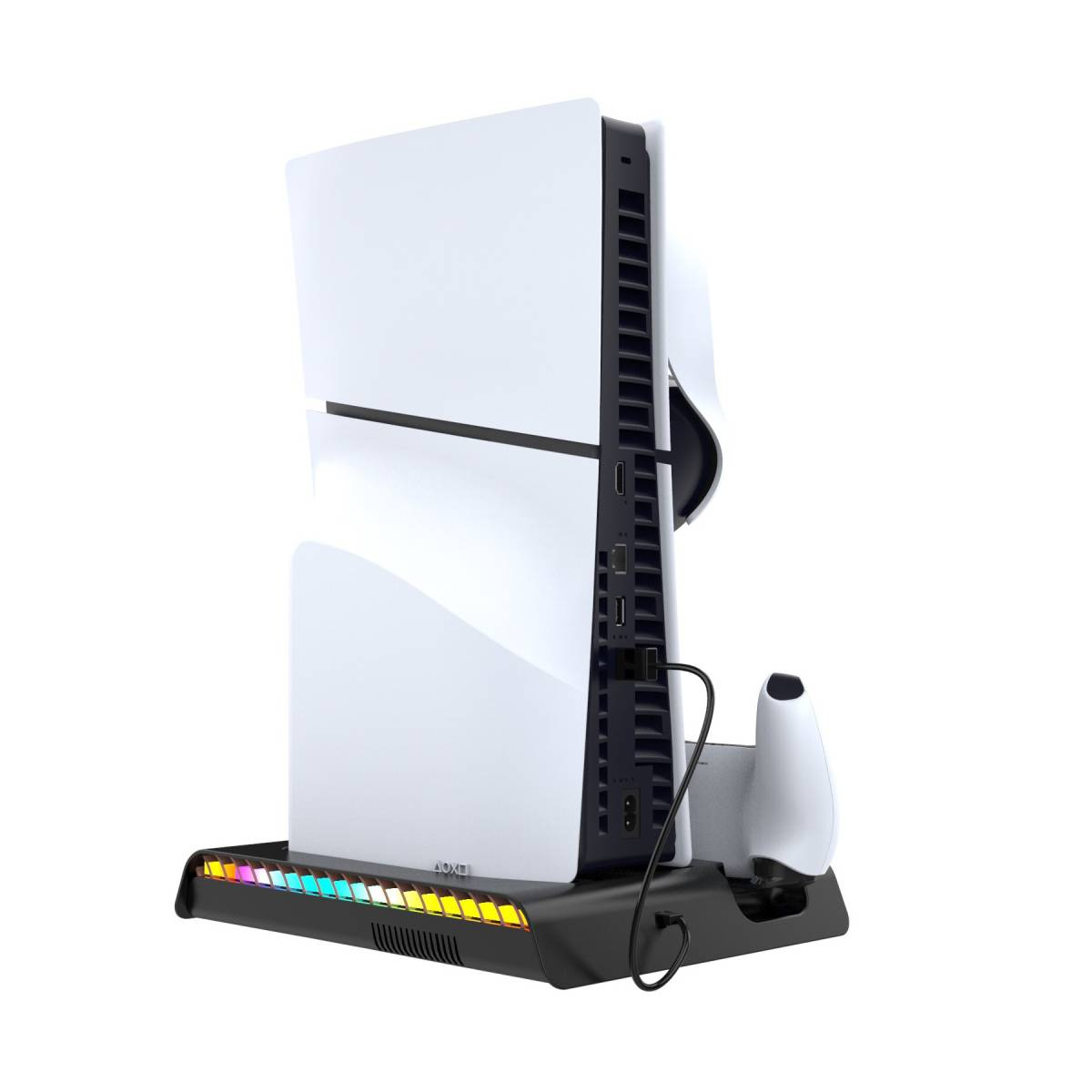 Eine weiße PS5-Konsole steht aufrecht auf einer schwarzen Basis mit angeschlossenem Controller. Die Basis hat bunte Lichter.