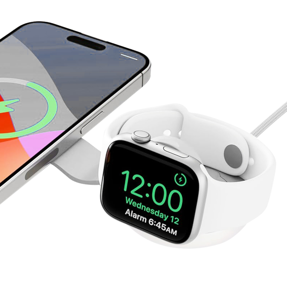 Eine Apple Watch und ein iPhone befinden sich auf einer Ladestation. Das Zifferblatt zeigt die Uhrzeit an, das Telefon ein Ladesymbol.